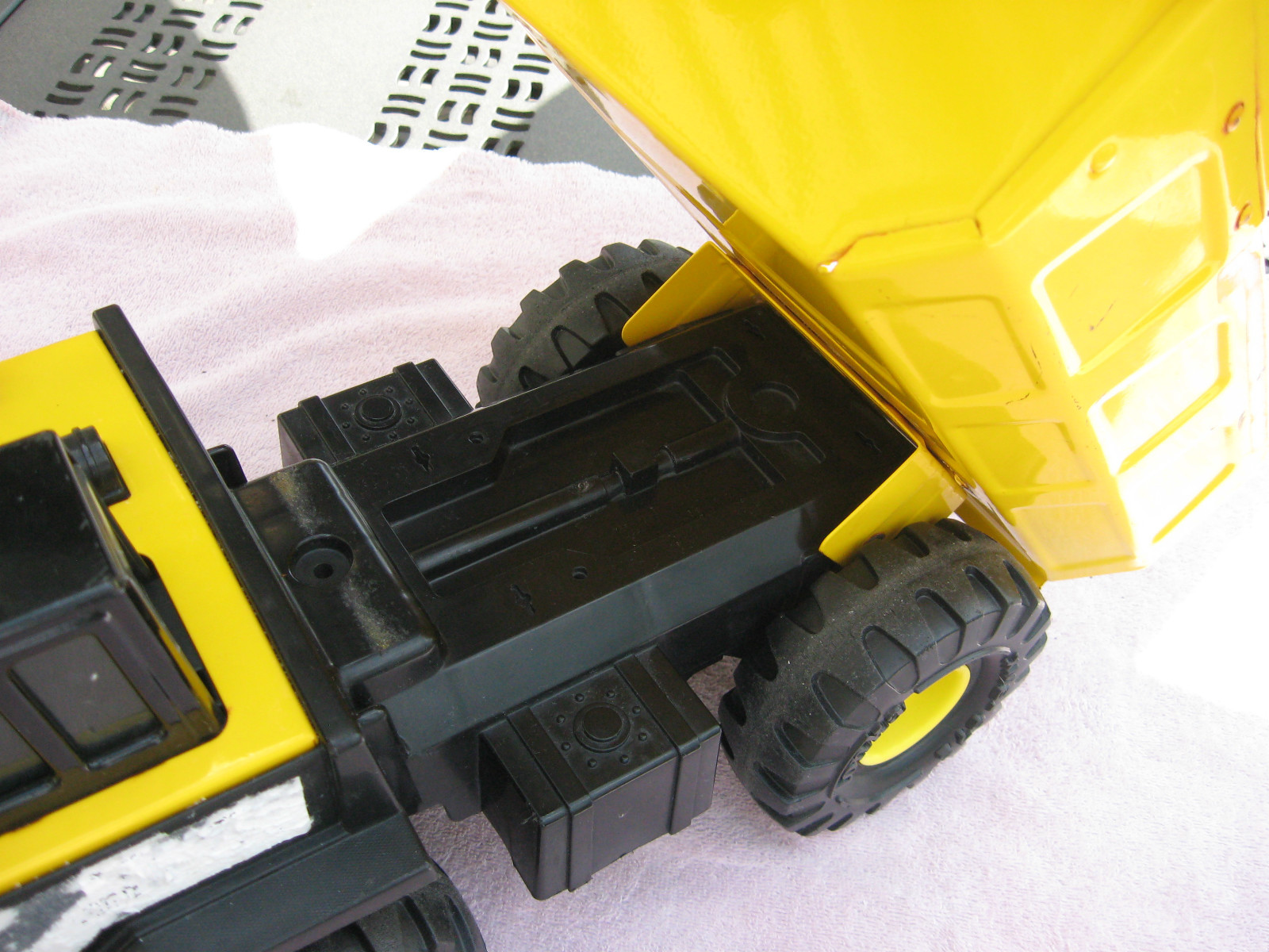 1999 TONKA NO. 768 MIGHTY DUMP TRUCK 16″ LENGTH~ PRESSED-STEEL