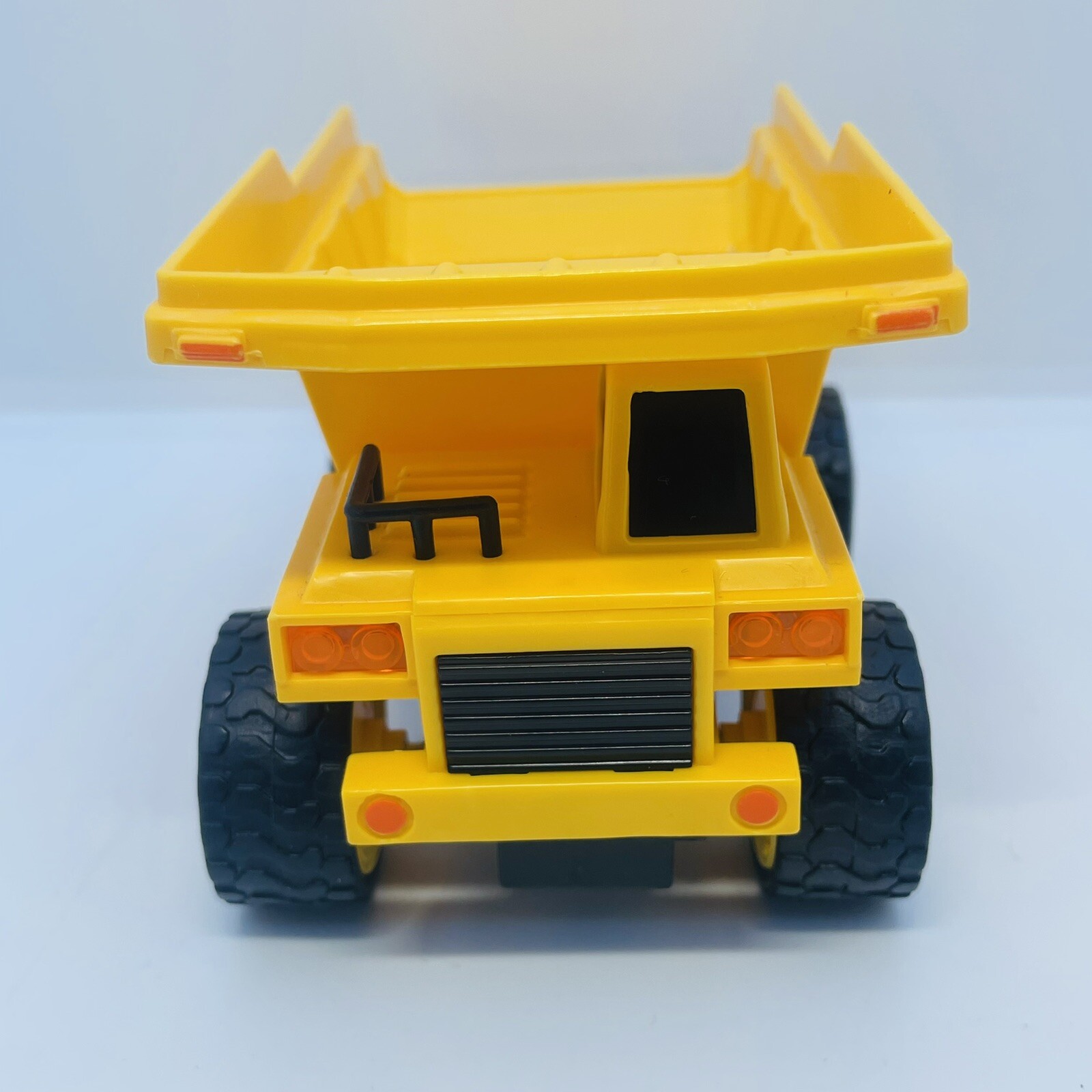Maxx Action Construction Dump Truck Vehicle Lights and Sounds 5″