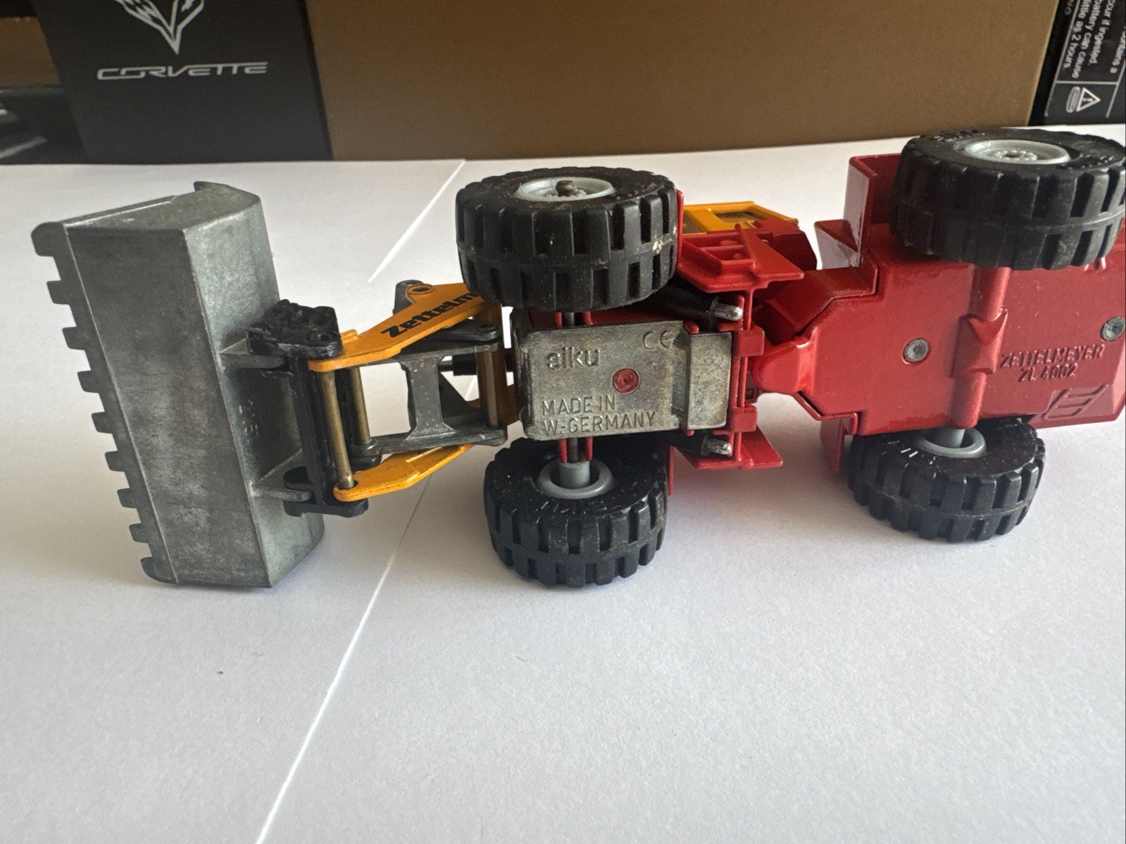 SIKU 1:55 Scale Zettemeyer Front Loader. Free Shipping