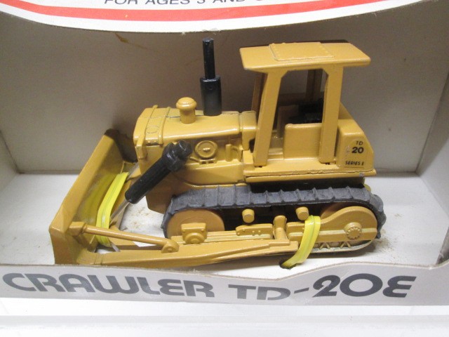 ERTL 1/64 MIGHTY MOVERS INTERNATIONAL CONSTRUCTION TOYS – LOT OF 4 – MINT-IN-BOX