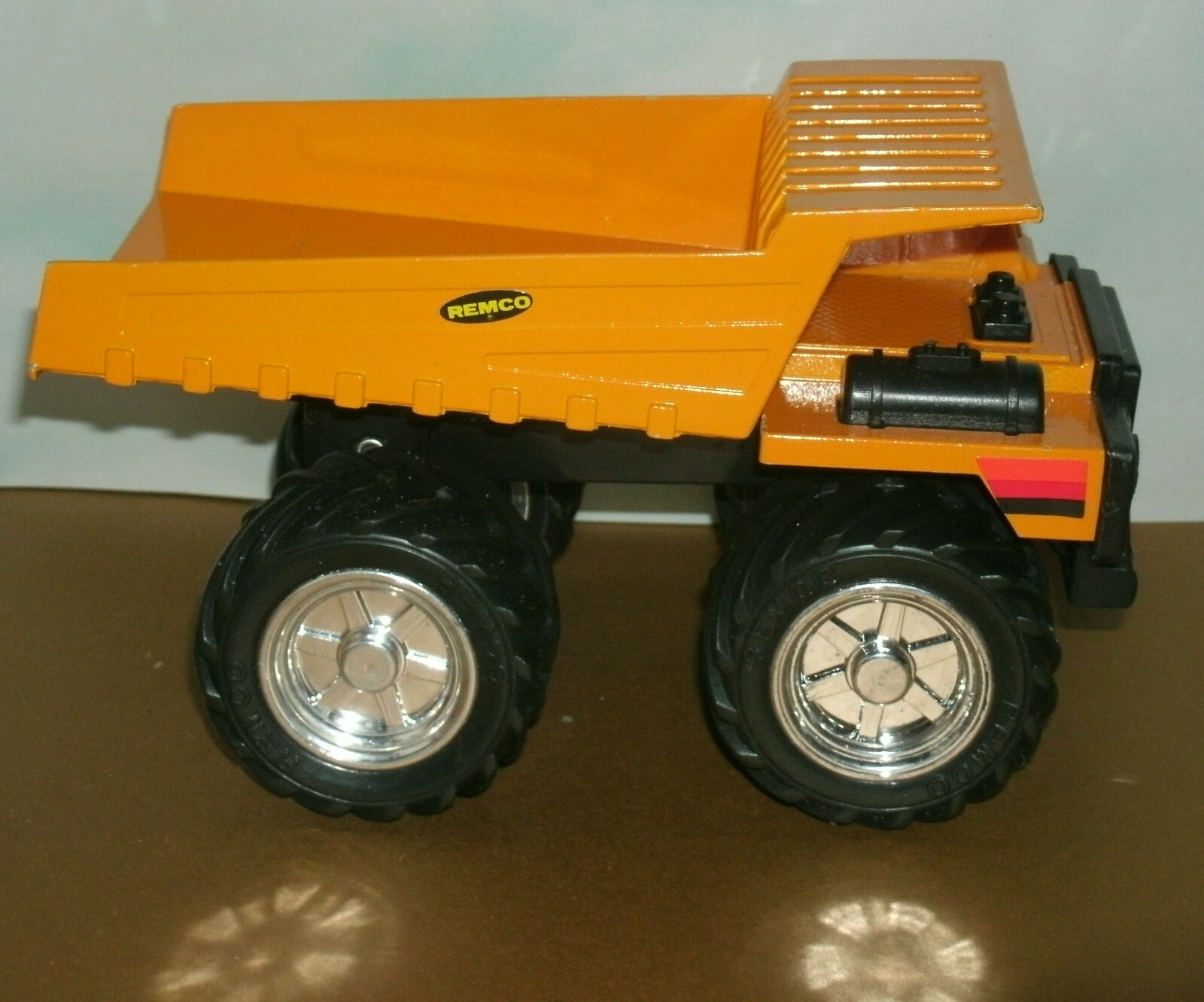 1/62 Scale Heavy Duty Dump Truck Diecast (7.25″) 1980’s Remco Construction Toy