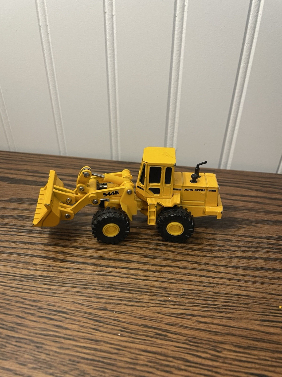 ERTL John Deere 544E Wheel Loader 1/64 Die Cast