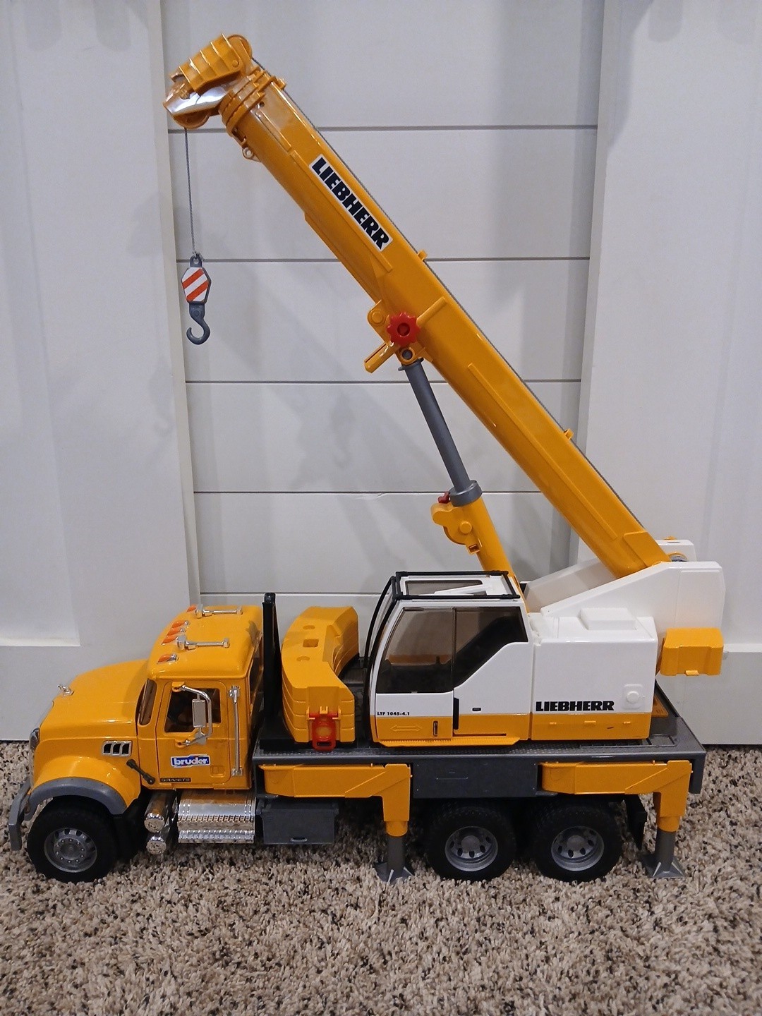Mack Granite Liebherr Crane Truck 26″ w/ Crane Hook and Rope Bruder 2818