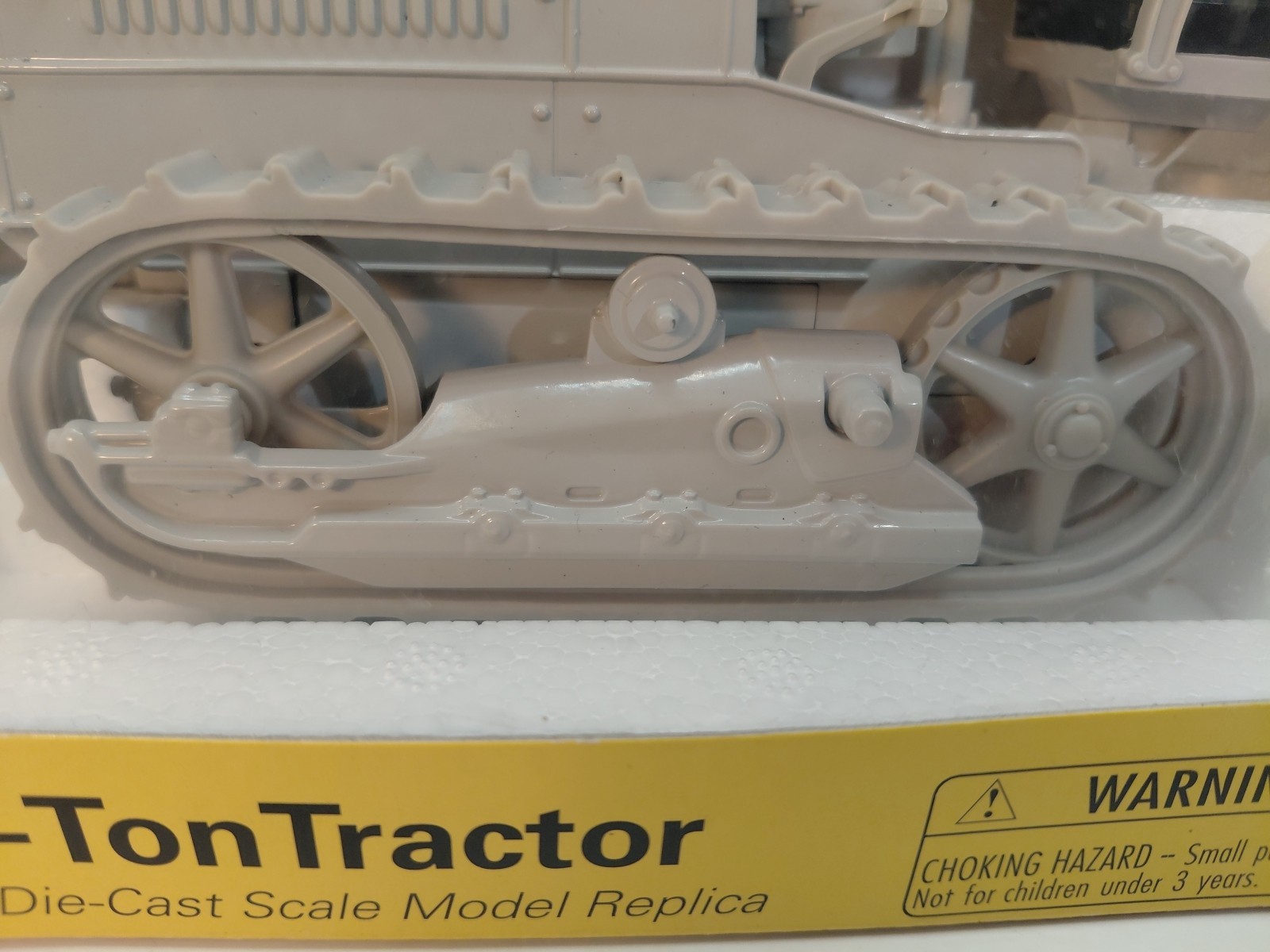 Vtg Cat 2-ton tractor 1:16 scale NIB by Norscot models, made in China 2001