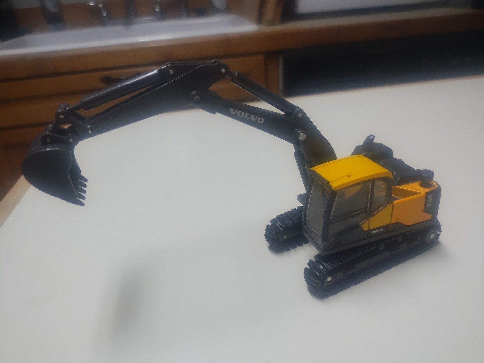 New Ray 1/64⁸ Volvo EC140E Excavator