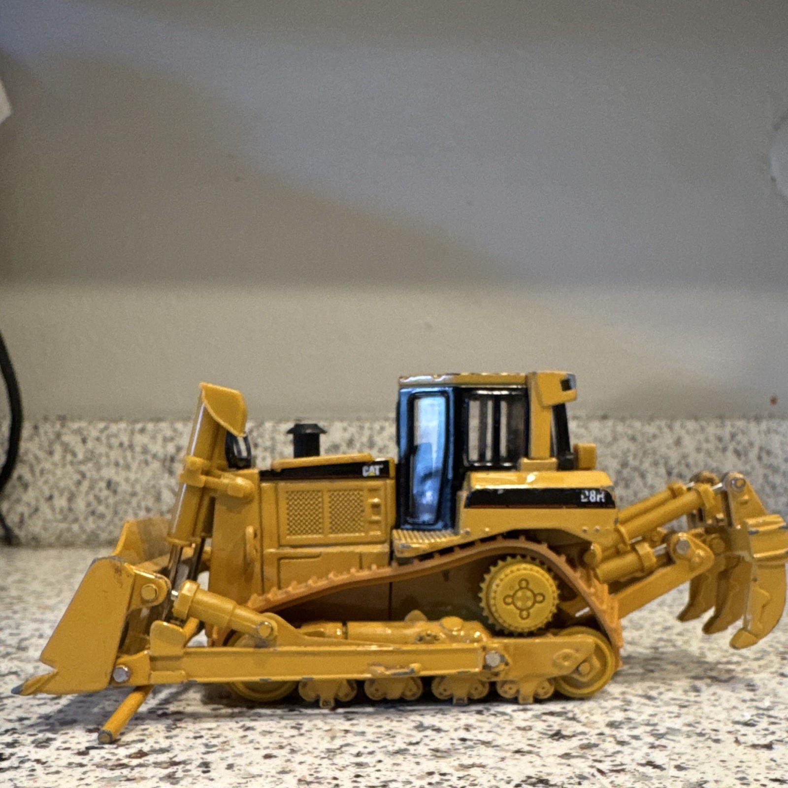 Caterpillar CAT D8R Track Loader Diecast Model 1:50 Yellow/Black