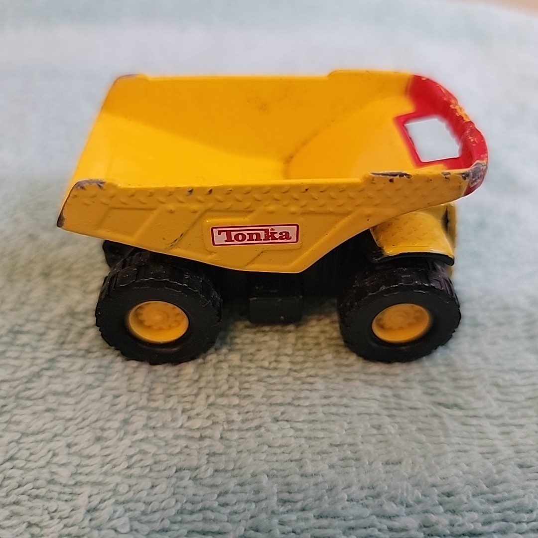 1/64 Maisto Hasbro Tonka Dump Truck Yellow 2 3/4″ Diecast Mini Toy 2005