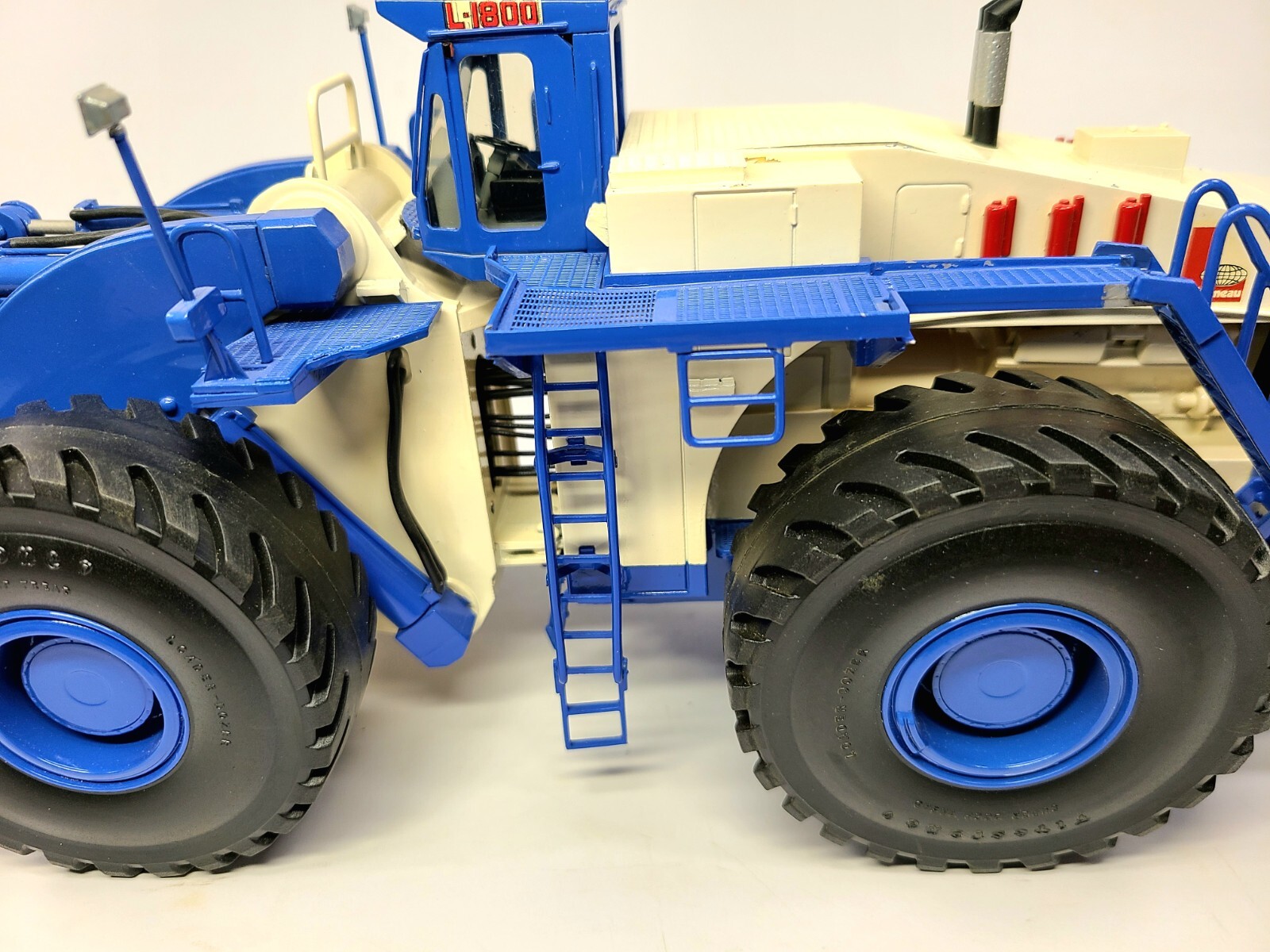 Letourneau L-1800 Wheel Loader – White/Blue – ASAM Smith 1:48 Scale Model #LET02
