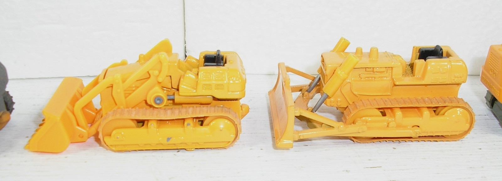 5 TOMICA Die-Cast KOMATSU Construction Vehicles: 4 Dozers 1/87, Excavator 1/103