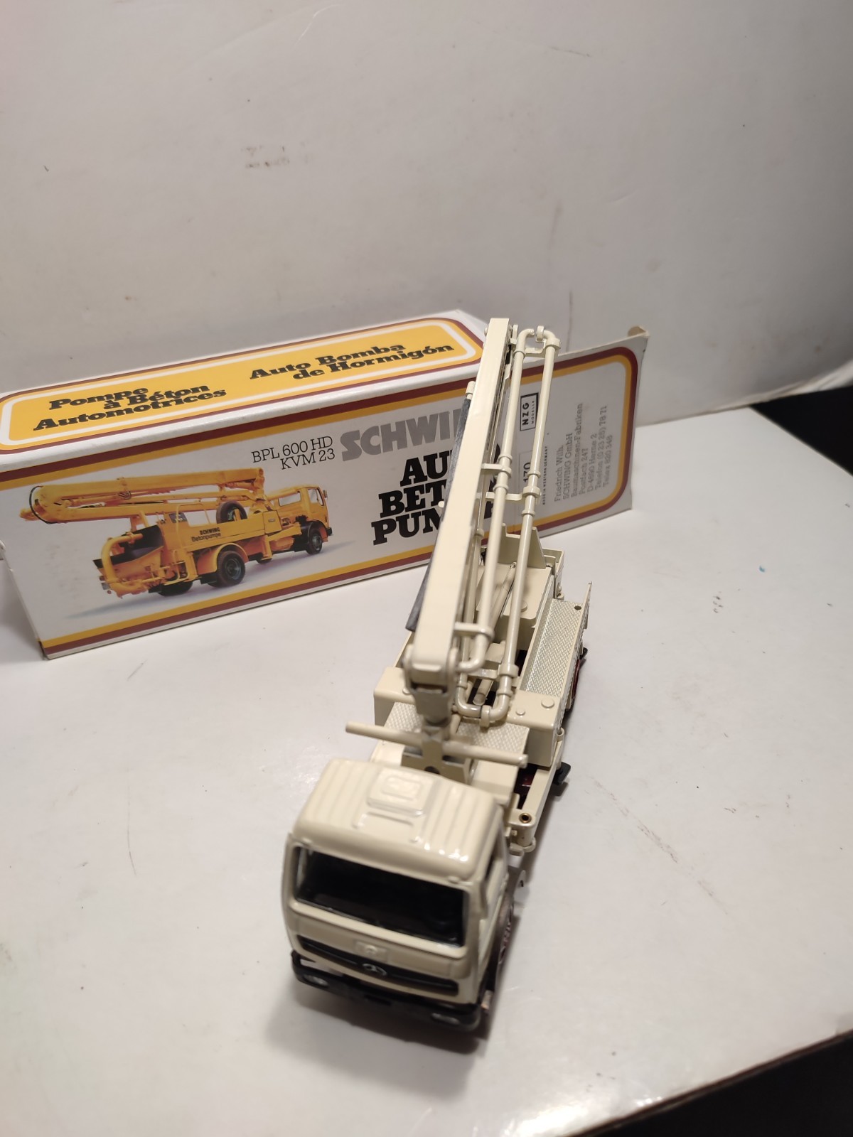 NZG N°170 – CONCRETE PUMP MERCEDES BPL 600 HD KVM 23 SWING – 1/50 – NEW