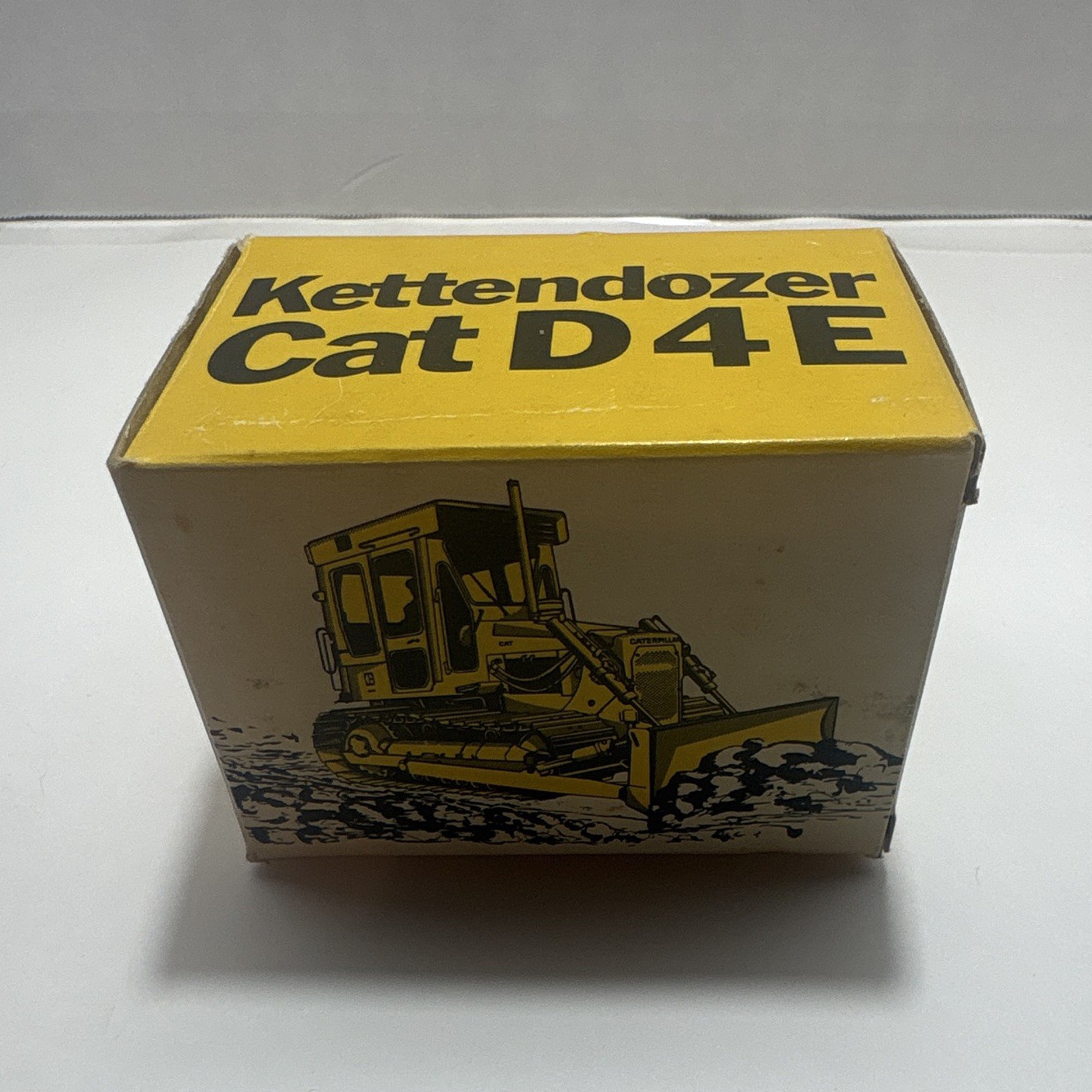 NZG 1:50 CAT D4E Track-Type Dozer Diecast Metal Tracked Yellow/Black MPN 205