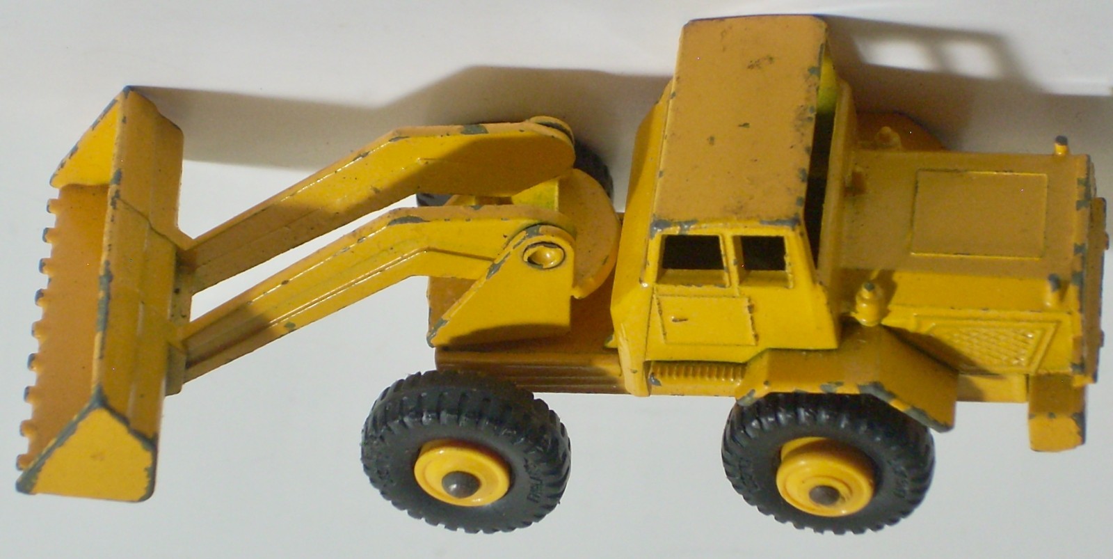 VINTAGE MATCHBOX #69-B YELLOW TRACTOR SHOVEL MADE IN ENGLAND BY LESNEY 1967