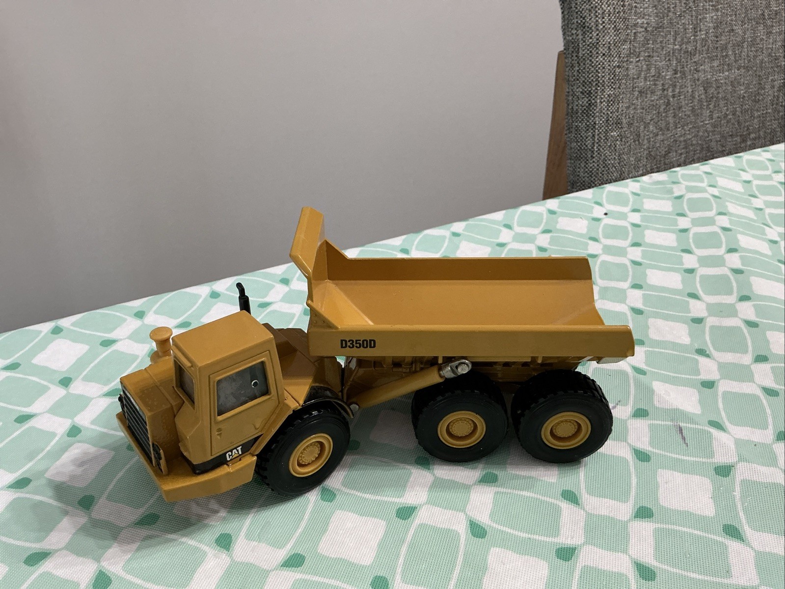 Ertl Mighty Movers 2431 1:50 Caterpillar D350D Articulated Dump Truck Die-Cast