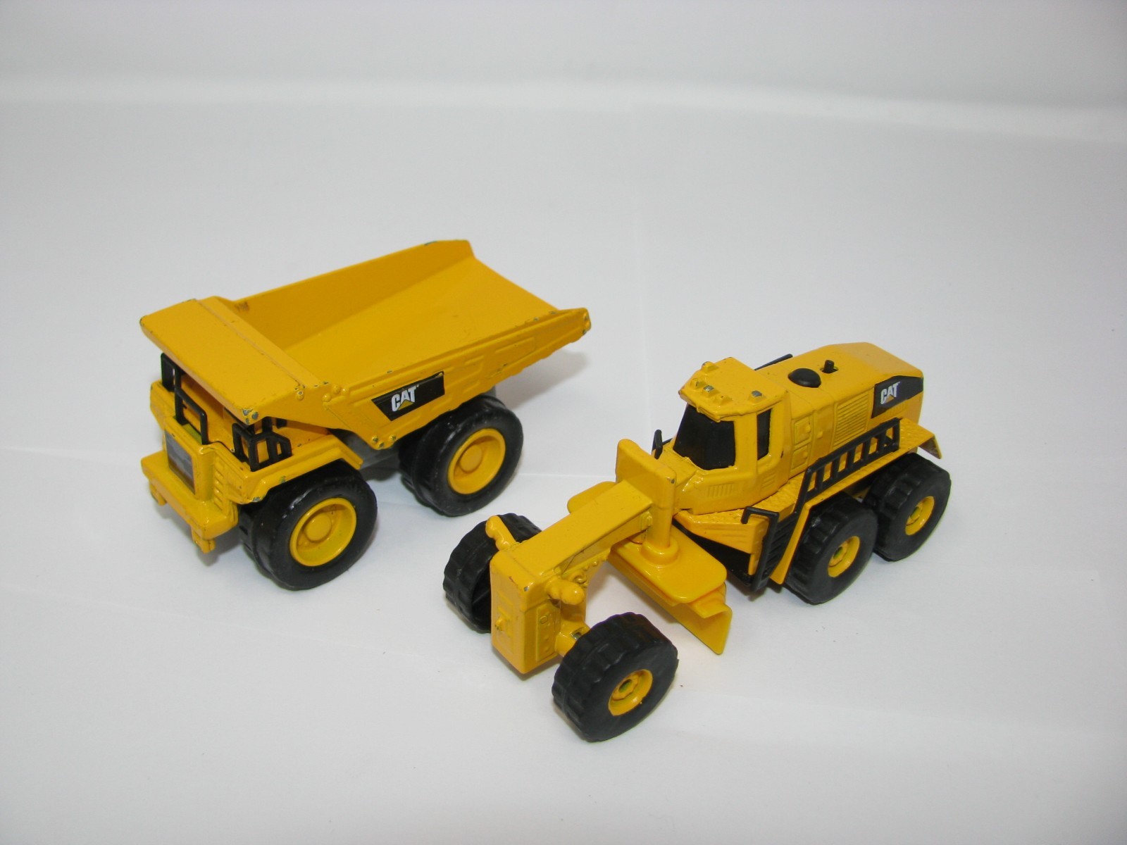 CATERPILLAR CAT 1:55 Diecast Yellow Road Grader, Dump Truck Funrise Toys