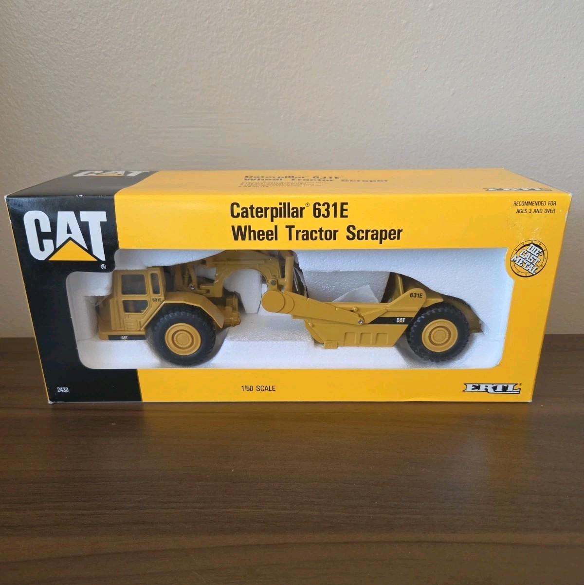 ERTL CAT Caterpillar 631E Wheel Tractor Scraper 1:50 Scale Diecast 1992