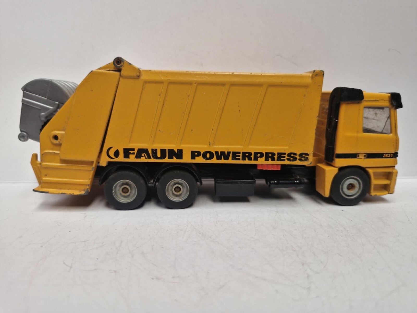 Siku Super Series Mercedes Actros Garbage Truck 1:55 die cast unboxed used cond