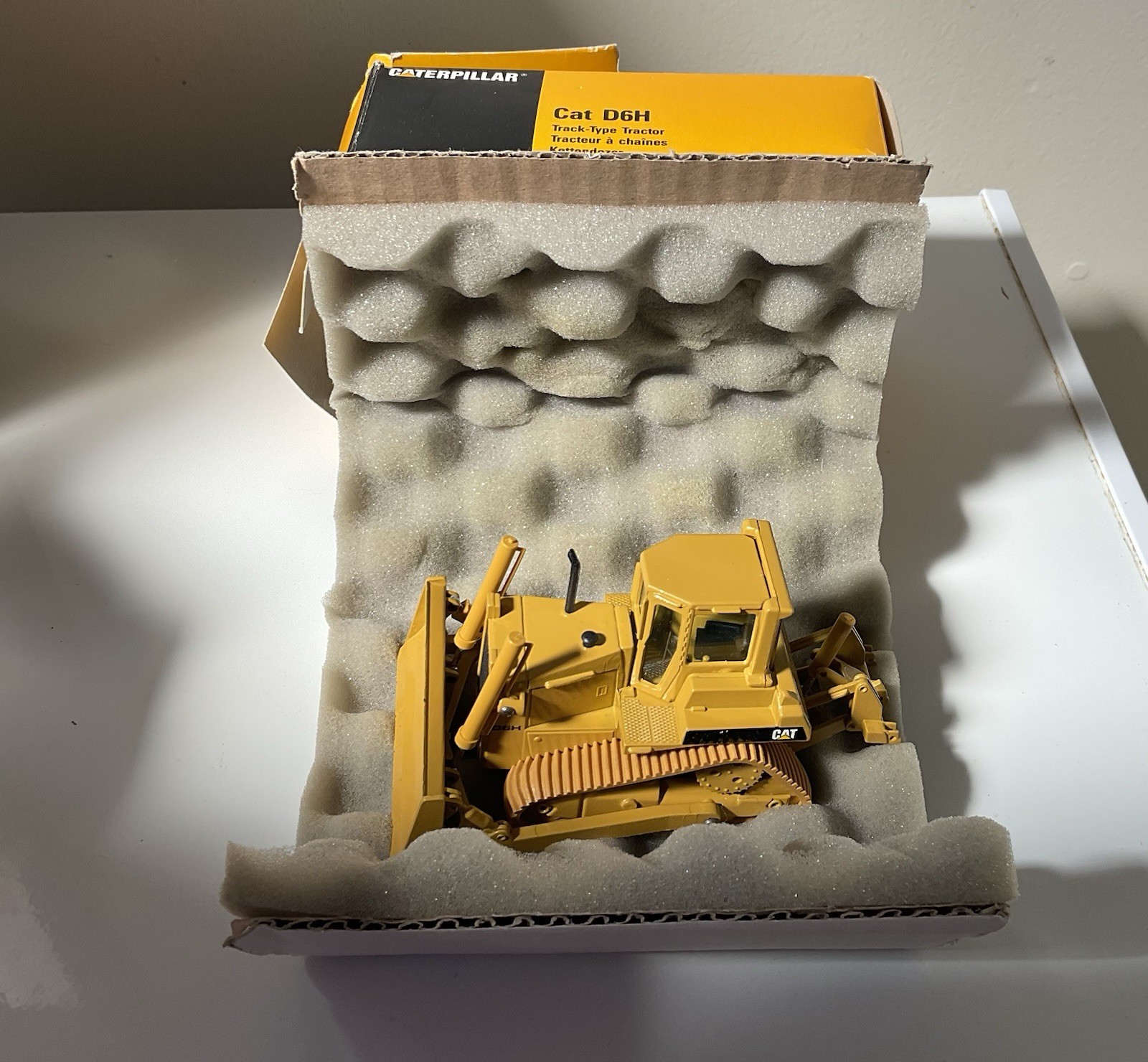 Cat/ Caterpillar D6H Track Type Tractor, Model # 2851 1:50 Scale Diecast