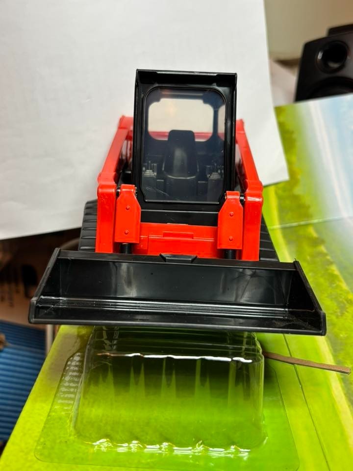 New-Ray Toys 1:18 Scale Kubota Compact Track Loader SVL90 33173