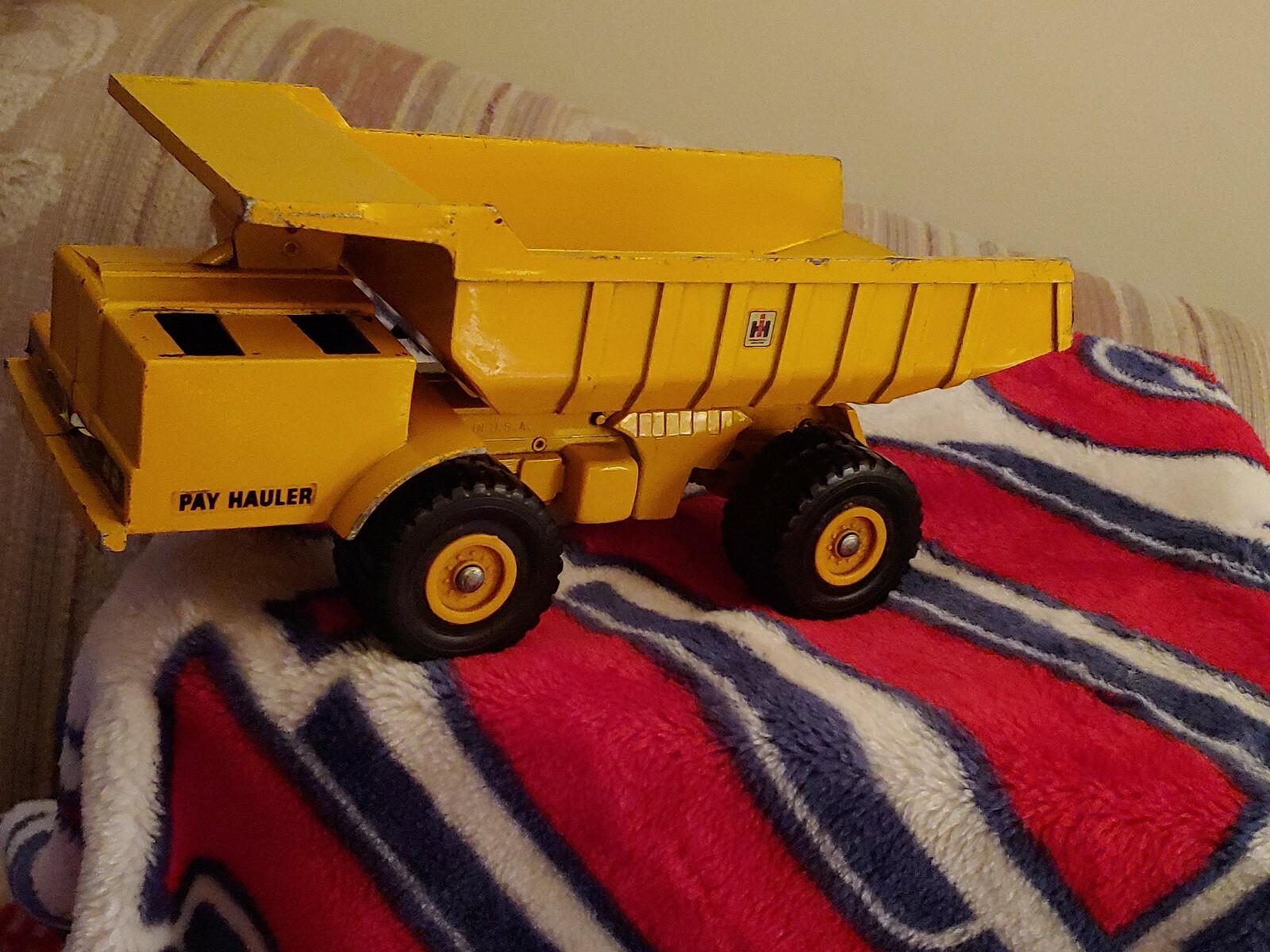 PAY HAULER INTERNATIONAL HARVESTER 11″ IN LENGTH, SUN YELLOW, MANUAL DUMP LEVER