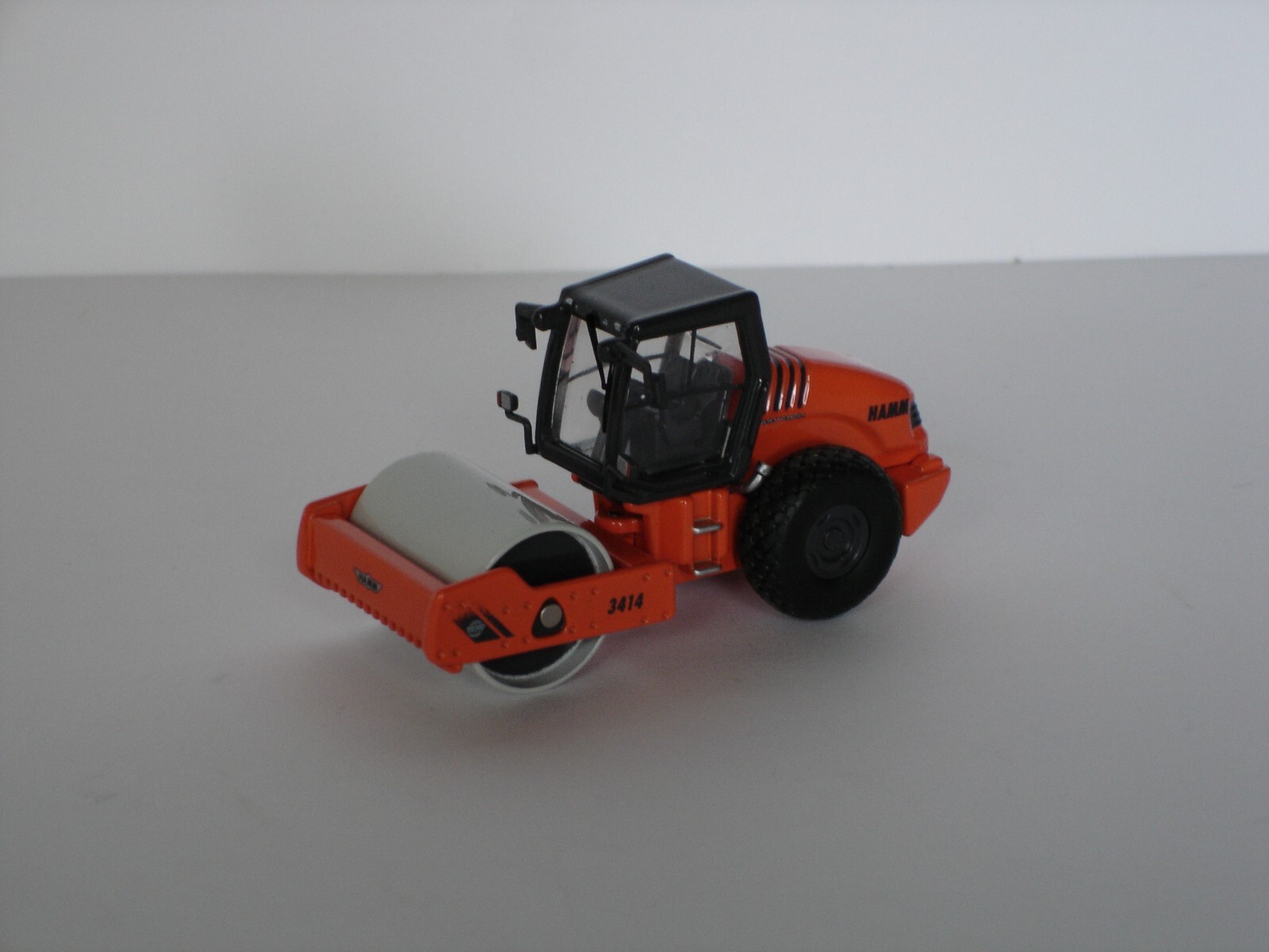HAMM 3414 HT compactor with smooth roller drum – 1:87 (NZG item: 604)