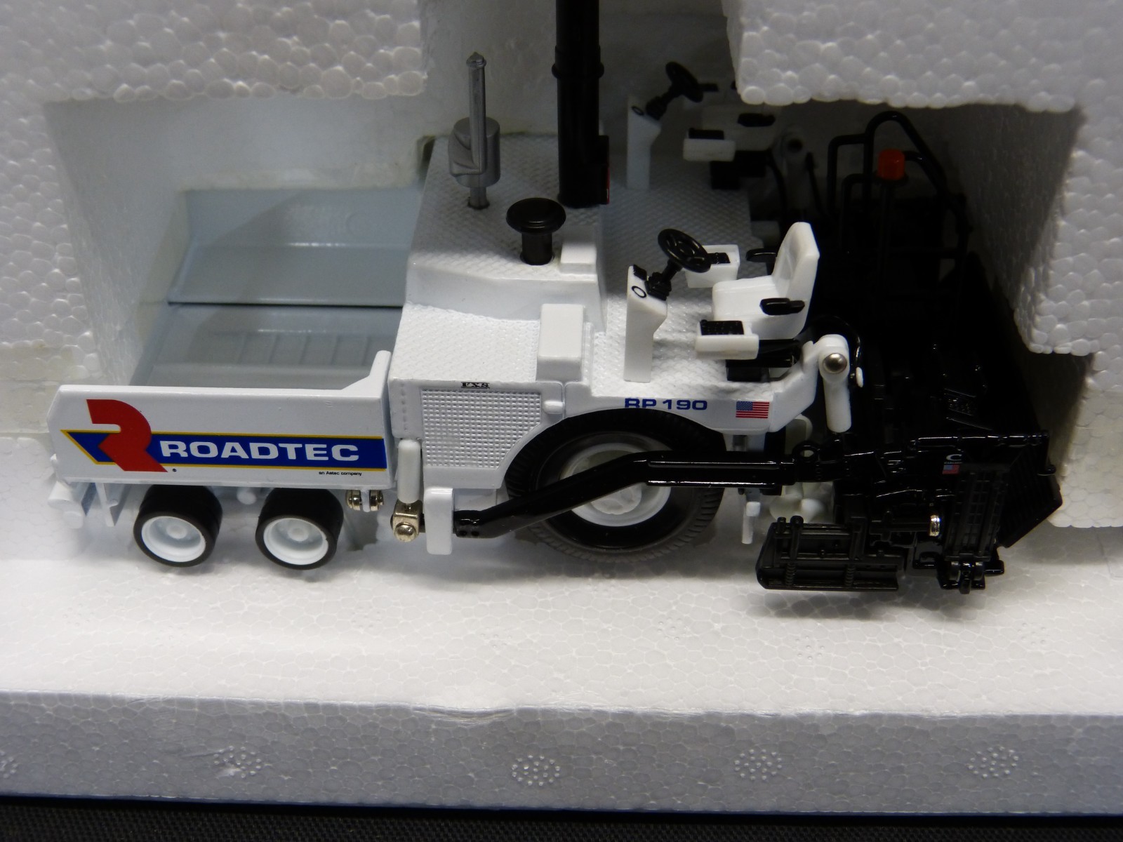 “Norscot Roadtec RP-190 1:50 Paver Model – Mint in Box, Moving Parts”
