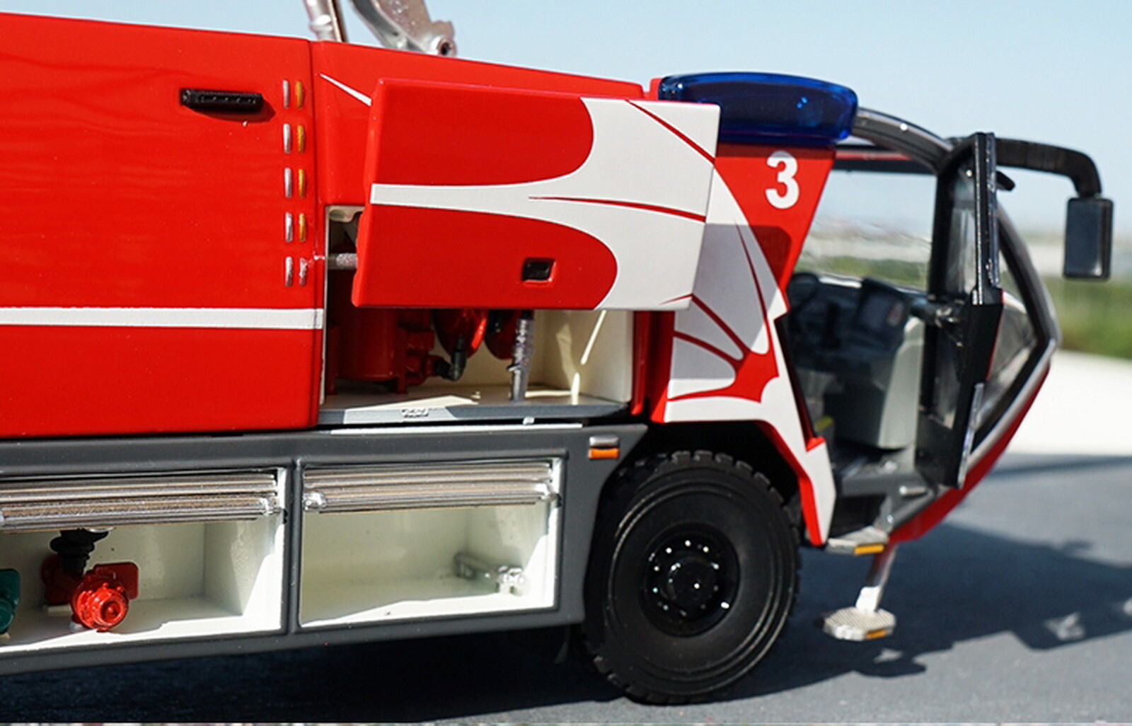 1/43 Scale CARMICHAEL COBRA 3 Airport Fire Truck Red Diecast Model Toy