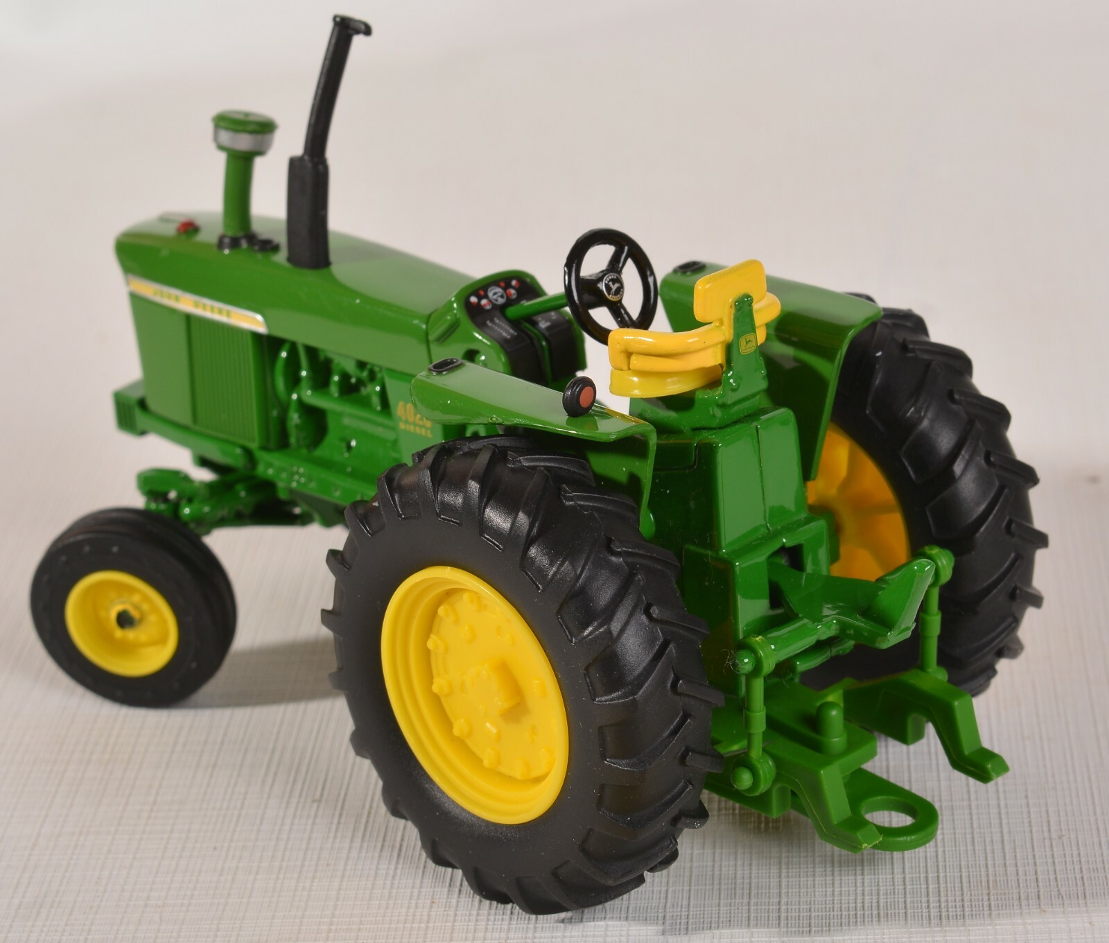 ERTL – 1/32 – DIE CAST – JOHN DEERE 4020 w/ Trailer – Tractor and Engine Museum