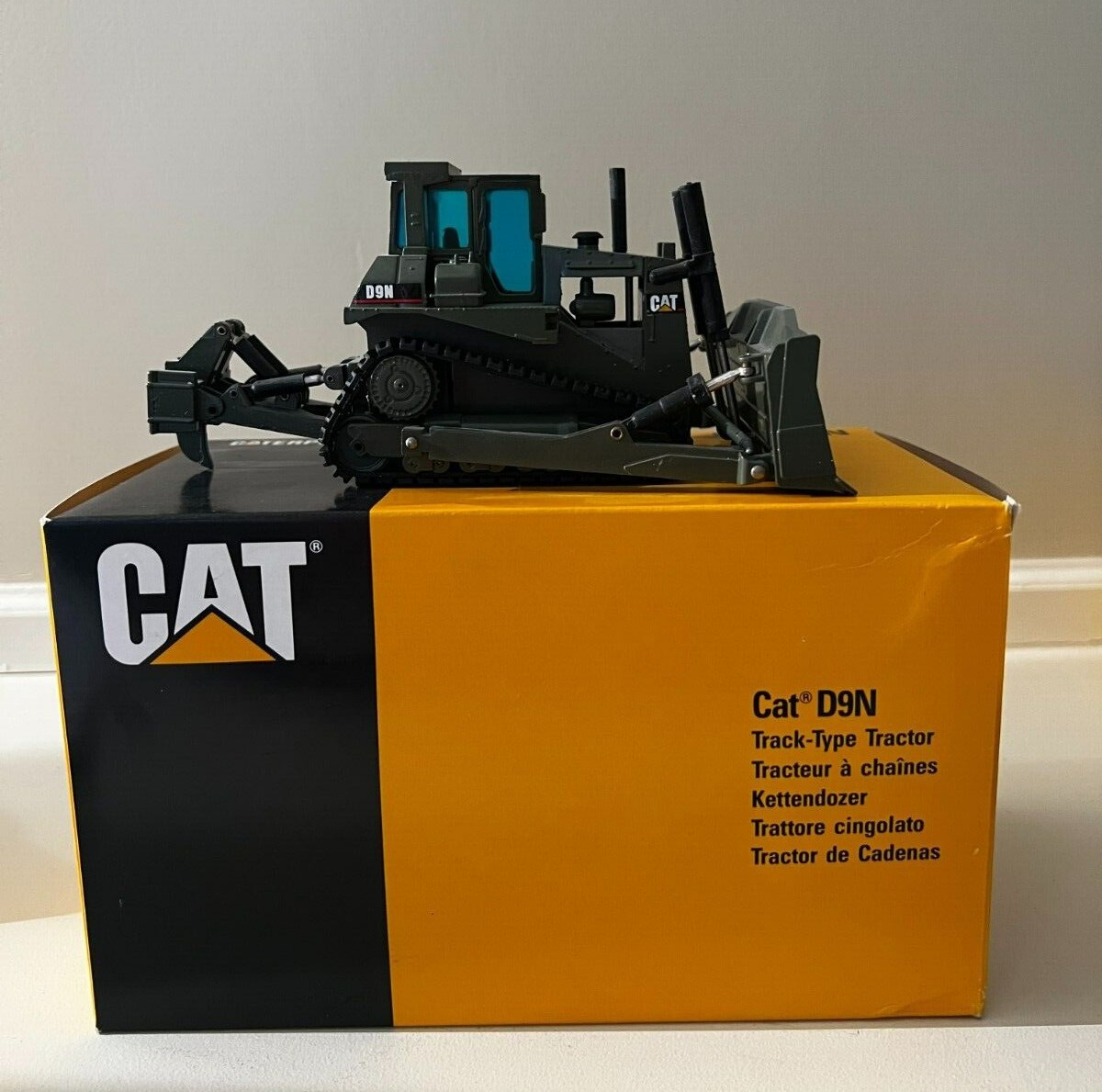 NZG Caterpillar D9N Track-Type Tractor Military Green box included