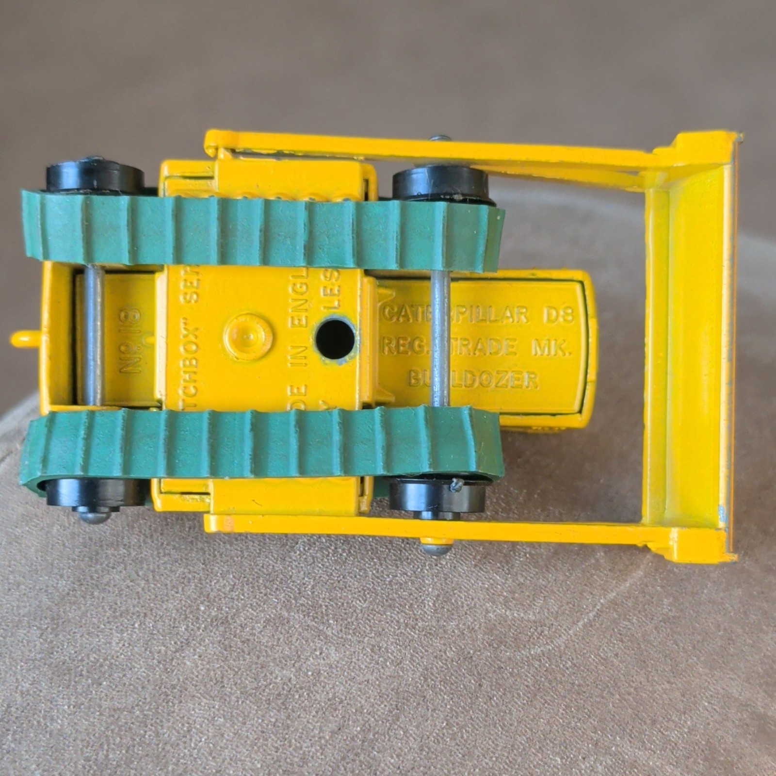 VTG Matchbox CAT D8 Dozer Bulldozer Diecast 1:64 Matchbox Yellow/Green