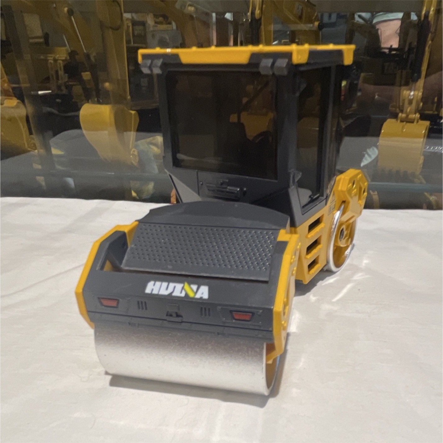 Huina Diecast Road Roller Construction Vehicle Yellow Black Silver Model