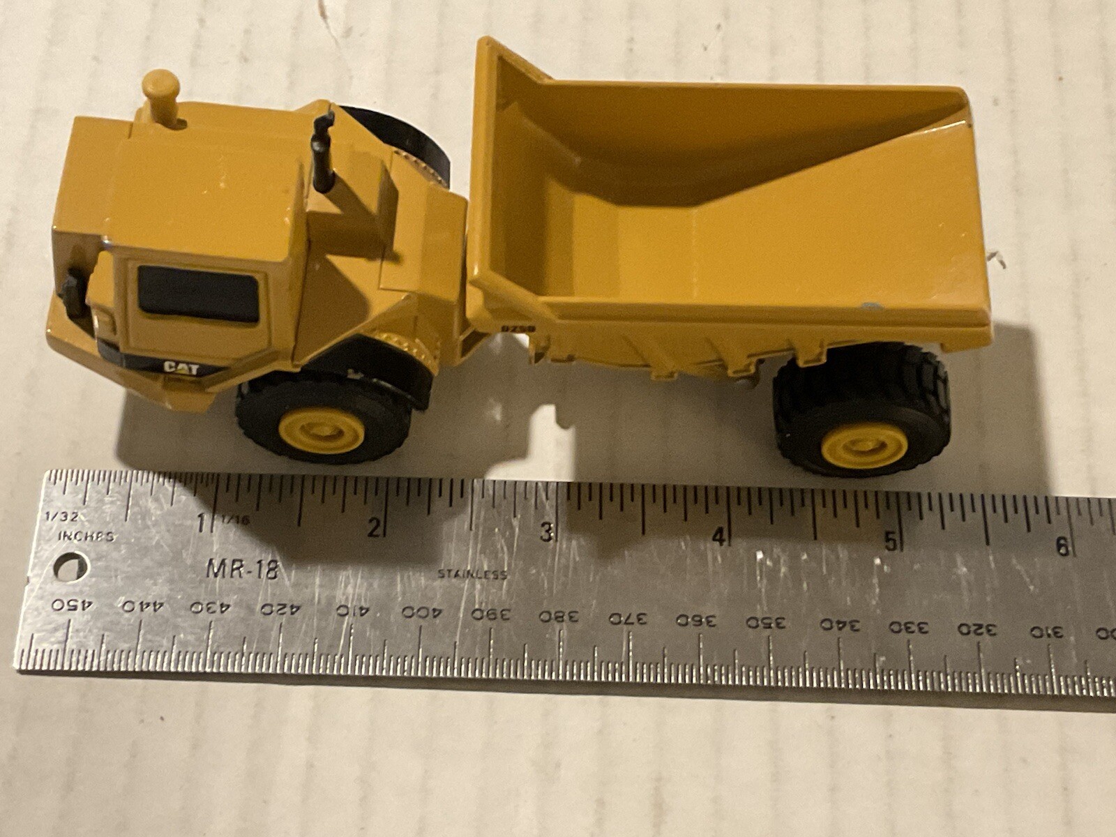 ERTL Caterpillar CAT D25D Dump Truck Road Construction die cast 1:64