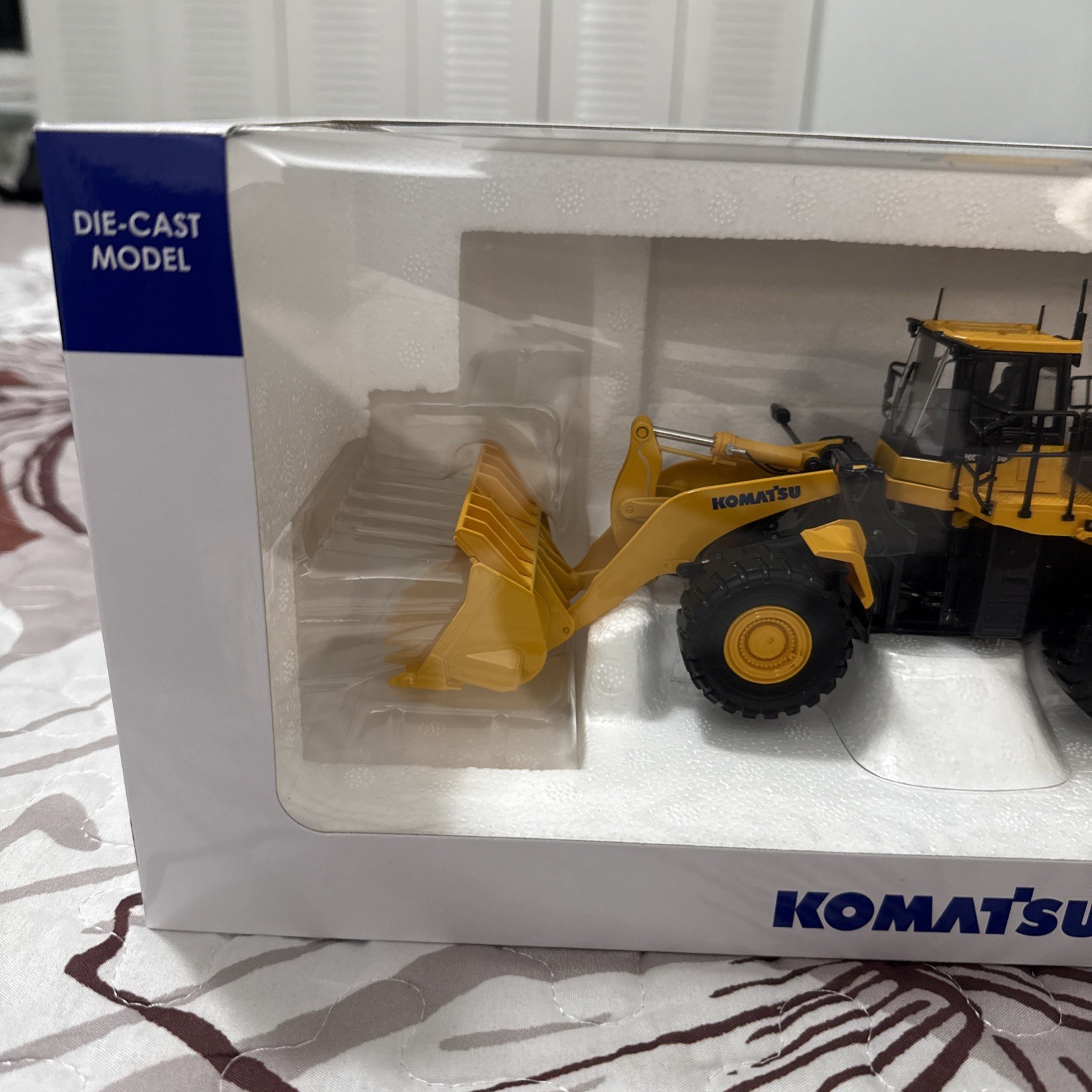 Komatsu WA600-8 Wheel Loader Wheeled Loader With Forks 1:50 Model 8153 MB
