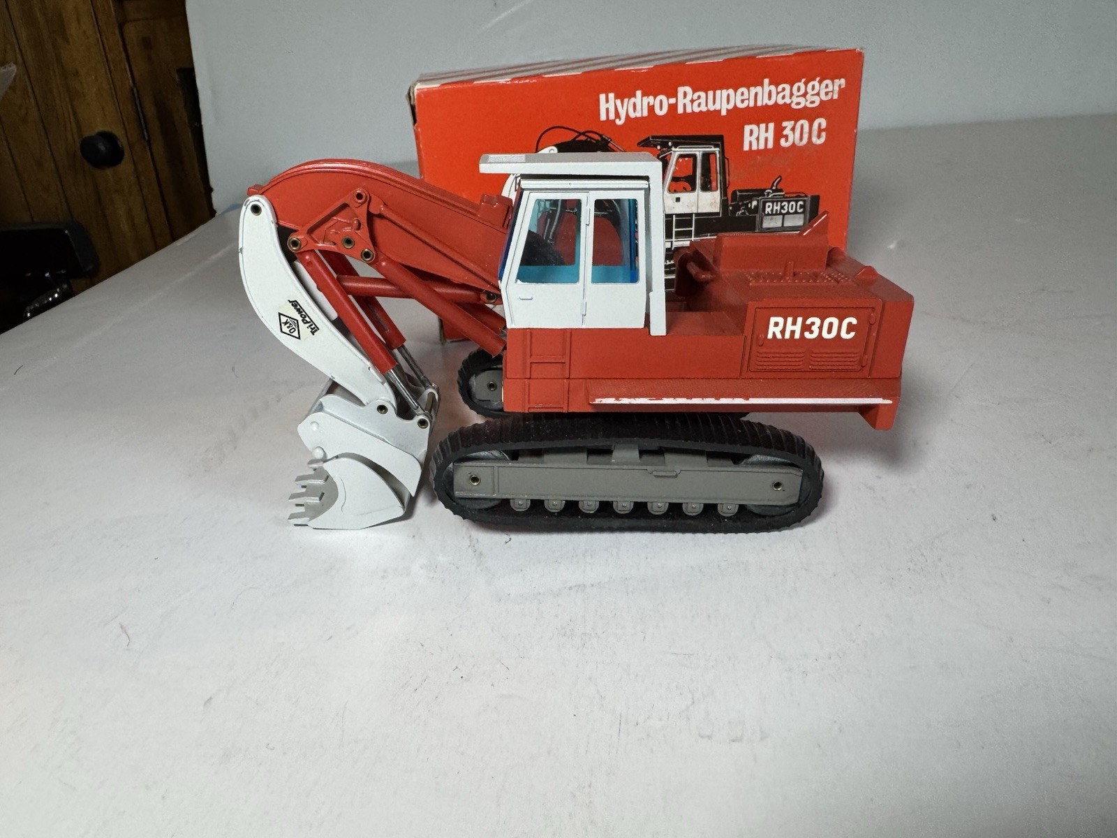 NZG 1:50 Scale Diecast Model O & K Hydro-Raupenbagger RH 30 C Front Shovel