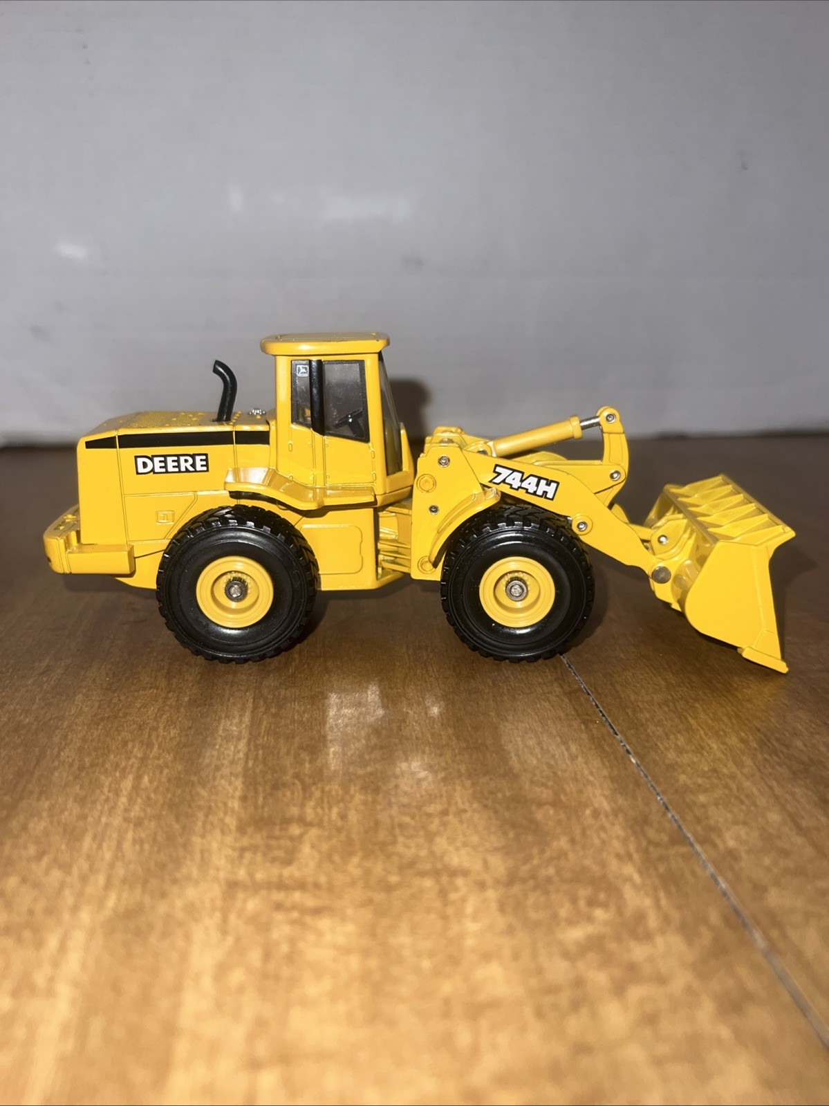Vintage Ertl Diecast John Deere 744H Wheel Loader 1/50 scale yellow farm toy