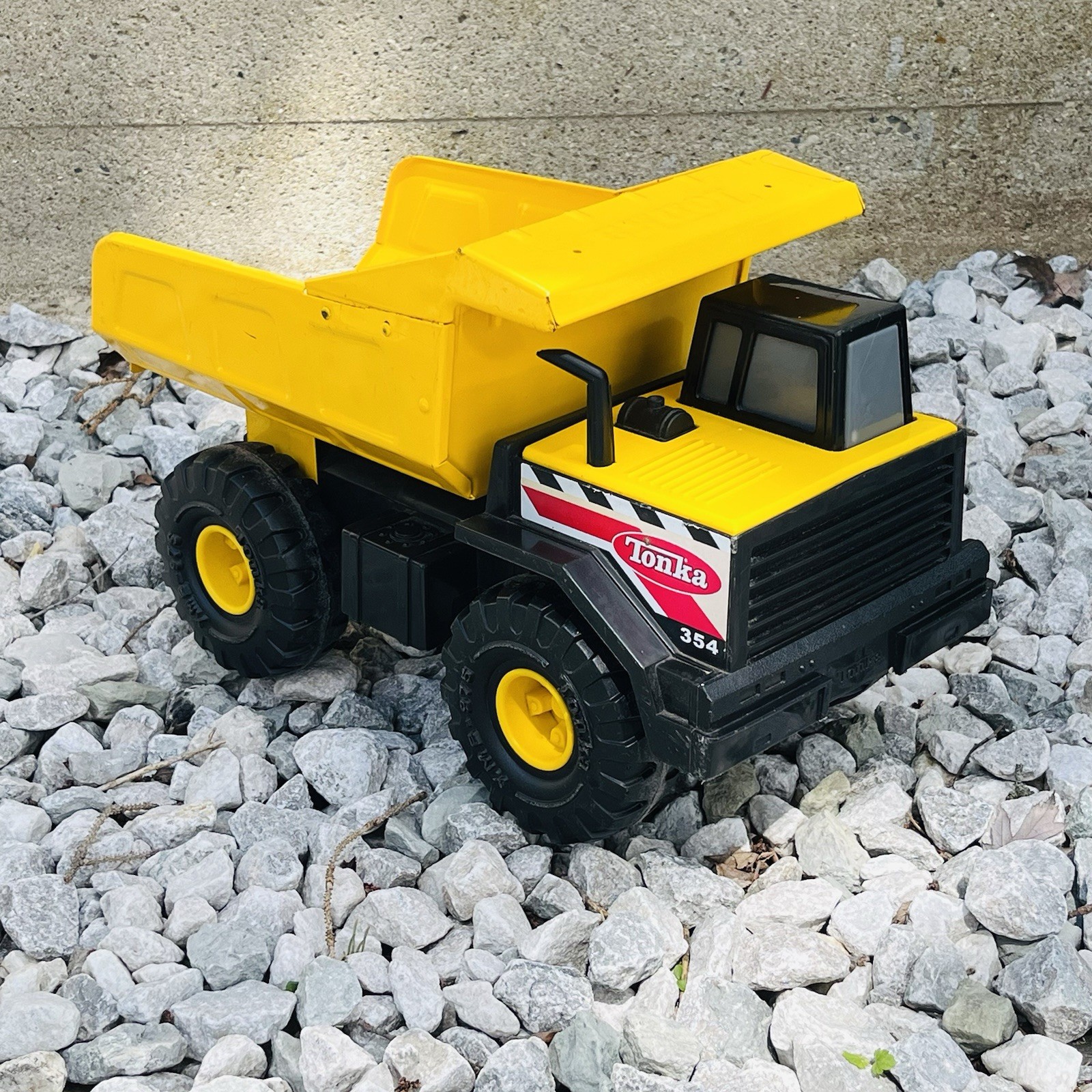 Classic Tonka 2012 Mighty Dump Truck 354 XMB 975 Tires Pressed Steel FAST SHIP