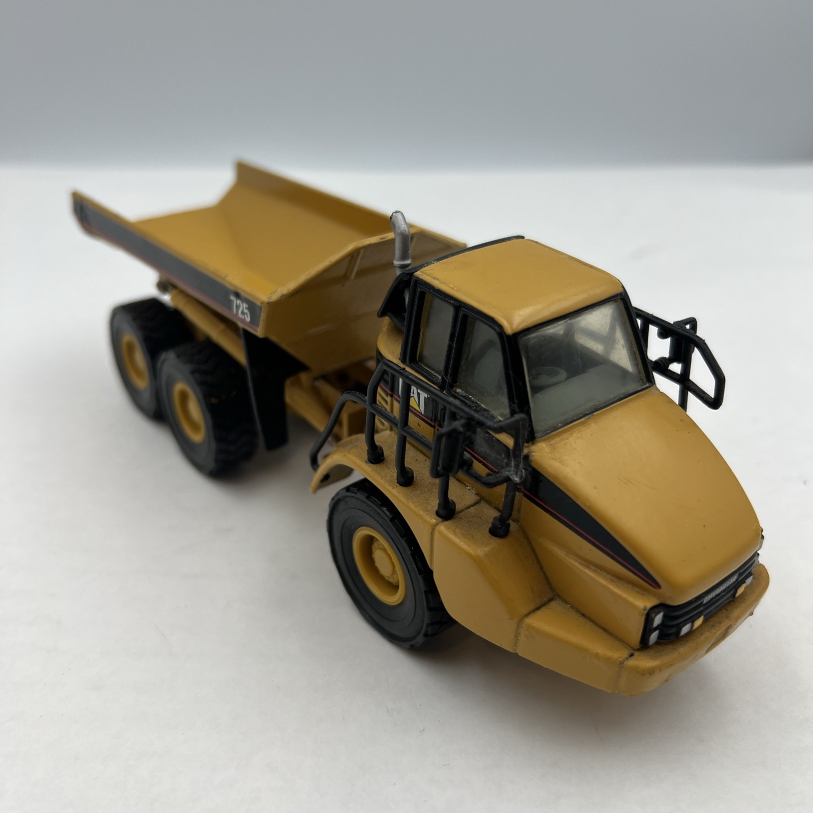 CAT 725 Articulated Dump Truck – Norscot Diecast