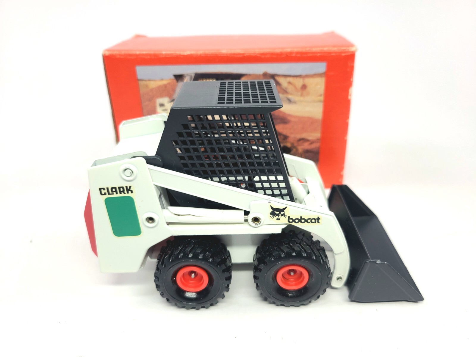 Bobcat 631 Green Skid-Steer Loader – Gama 1:19 Scale Diecast Model #9420-631