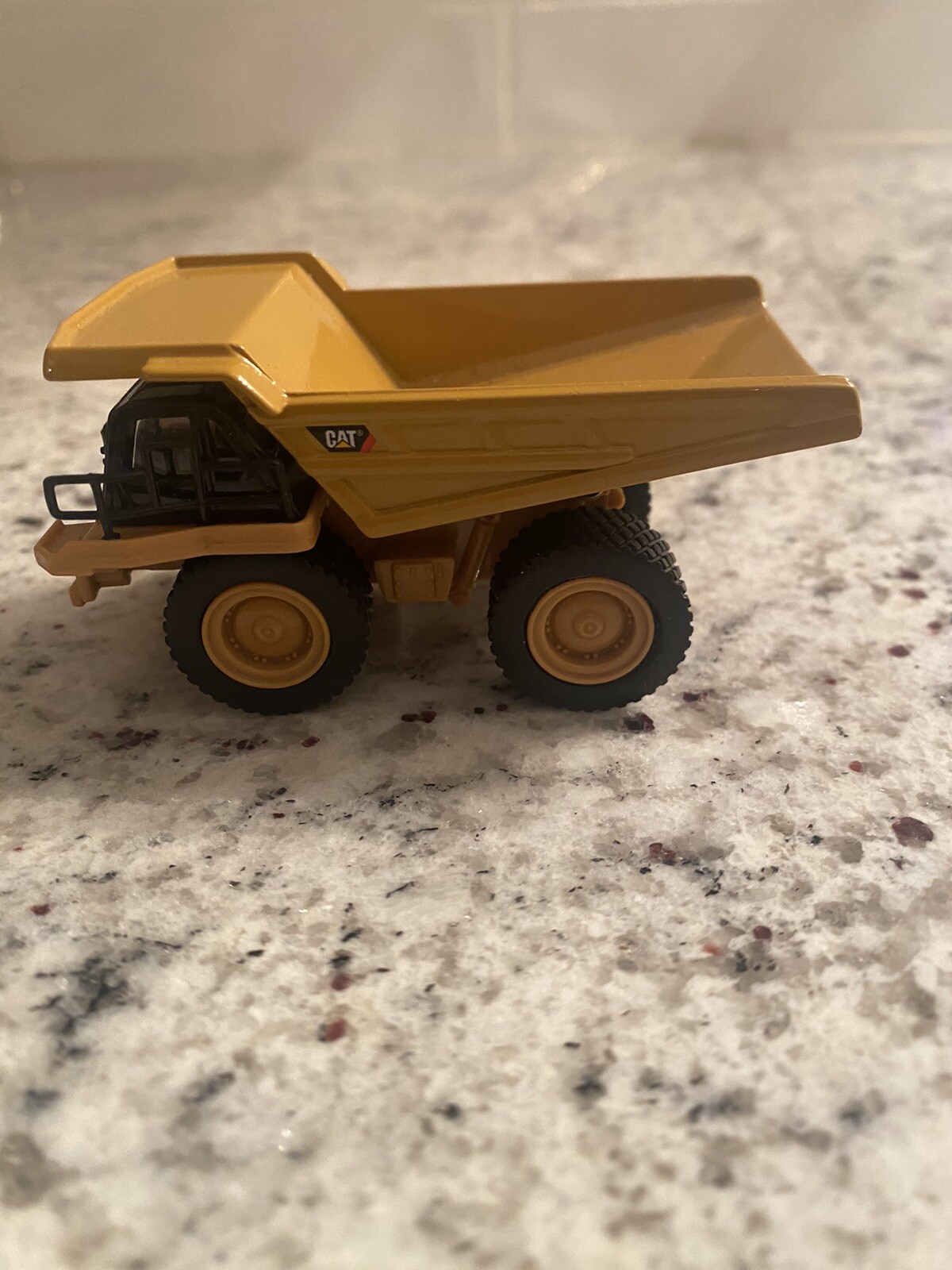 Toy State Industrial Caterpillar Dump Truck Scale Diecast Metal Vehicle Toy