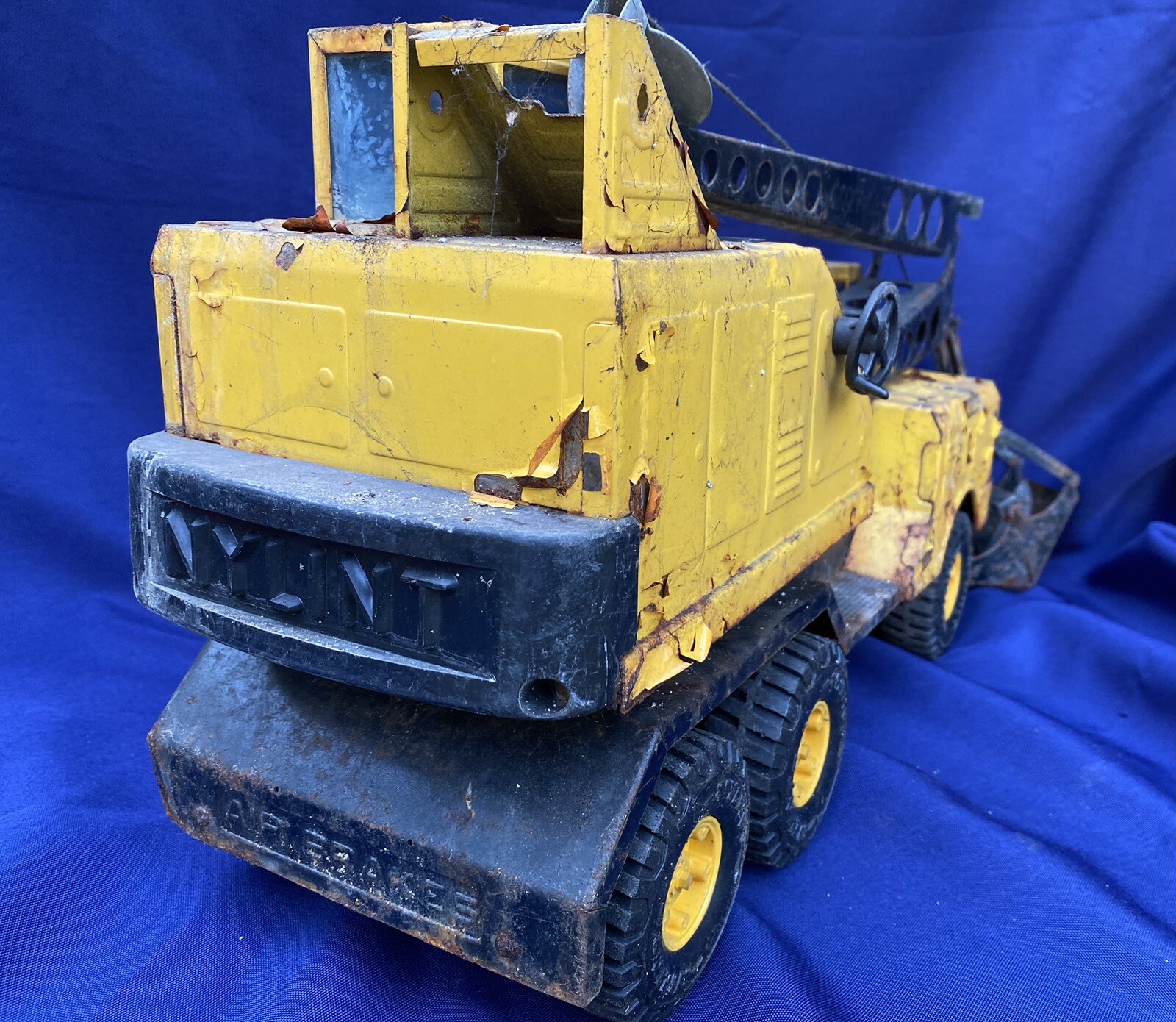 Vintage – Nylint Crane Truck – Yellow Steel – Pre-owned condition