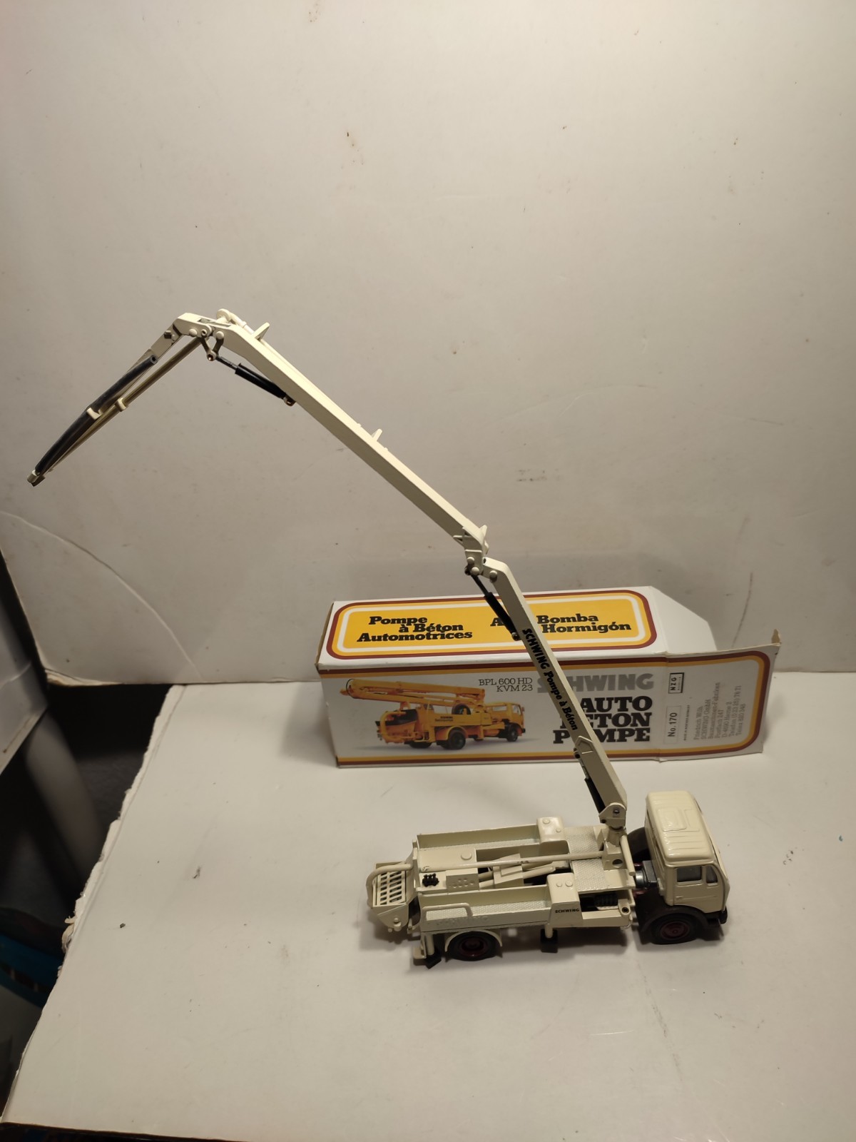 NZG N°170 – CONCRETE PUMP MERCEDES BPL 600 HD KVM 23 SWING – 1/50 – NEW