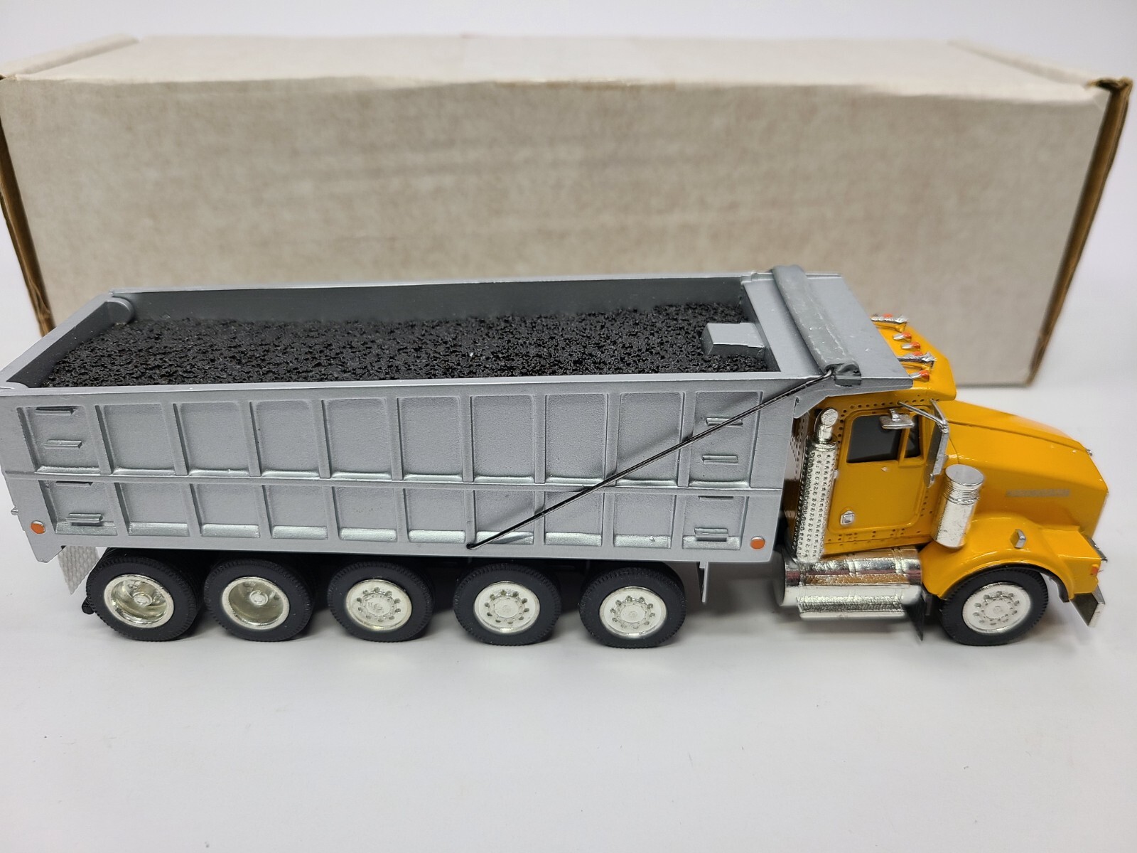 Kenworth T800 12×4 Dump Truck – Yellow – ASAM Smith 1:48 Scale Model New