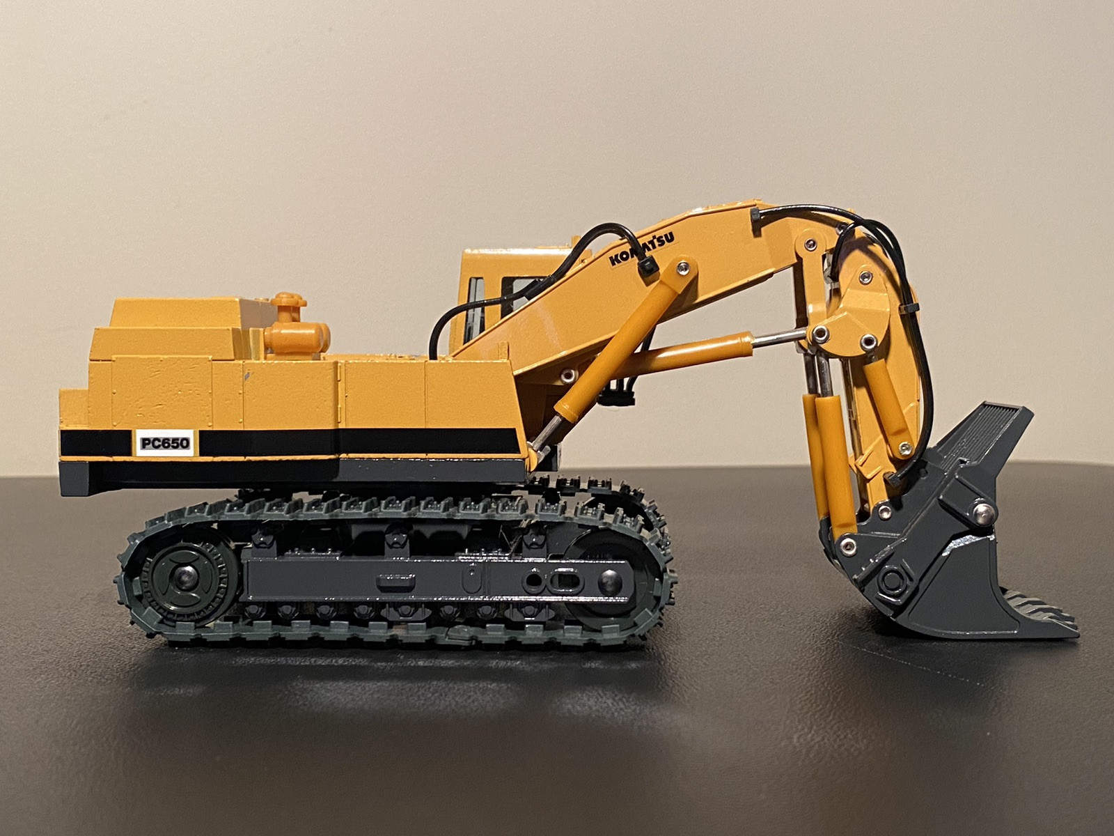 Shinsei 1:50 diecast #614 Komatsu PC650 Hydraulic Excavator Loading Shovel MINT!