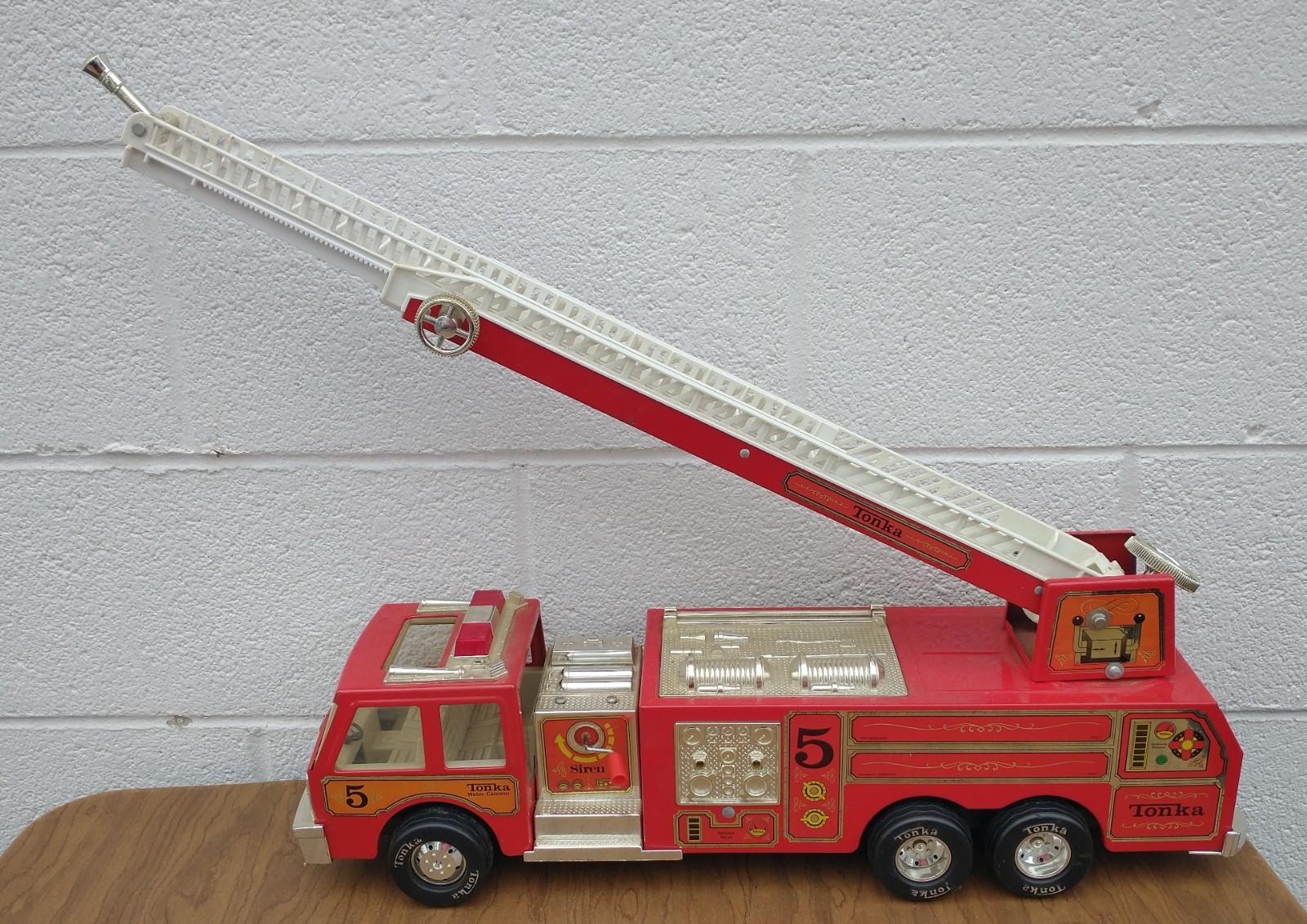 Tonka Firetruck 33105 Hook n’ Ladder Crank Siren Ladder 2 Section USA Figure