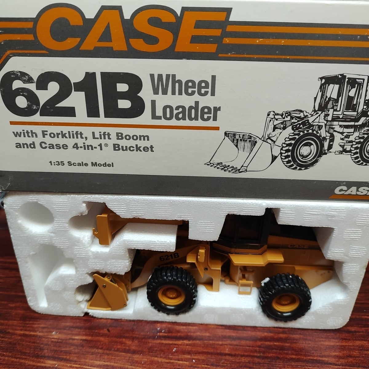 HTF 1/35 Case 621B Industrial Wheel Loader w/Forklift, Boom & 4-in-1 Bucket NIB