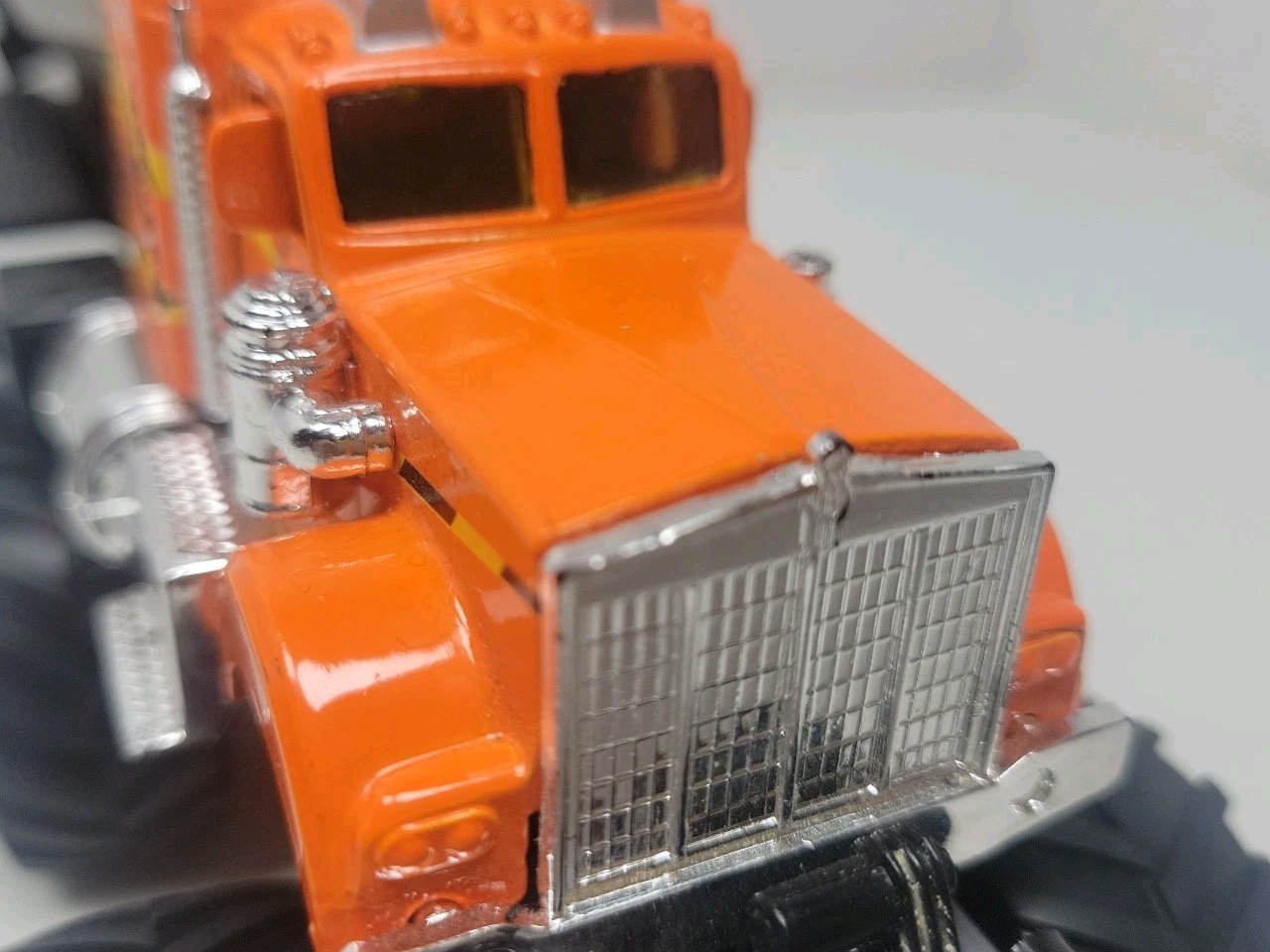 TONKA QUARRY MONSTERS CEMENT TRUCK 1:35 Die Cast Friction Power Maisto 2003