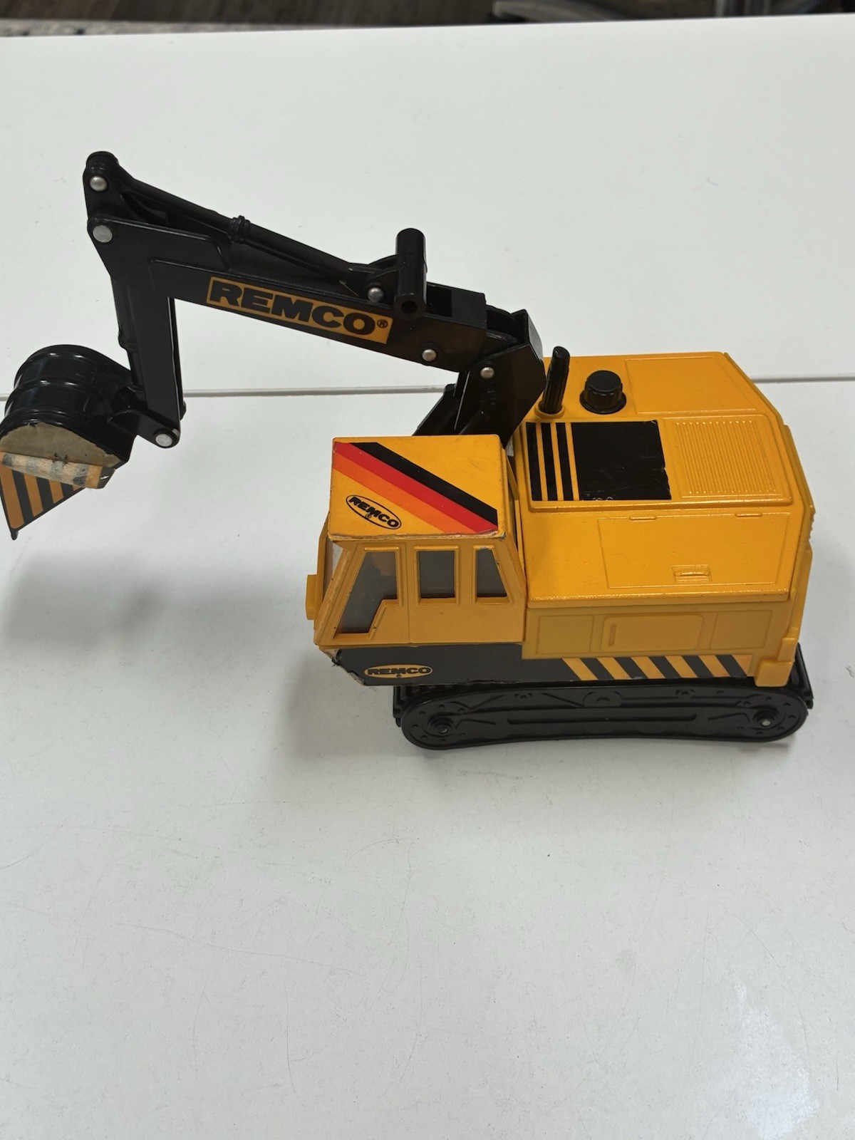 1989 Remco Bucket Excavator Digger Construction Toy Tracked Vehicle Working Boom