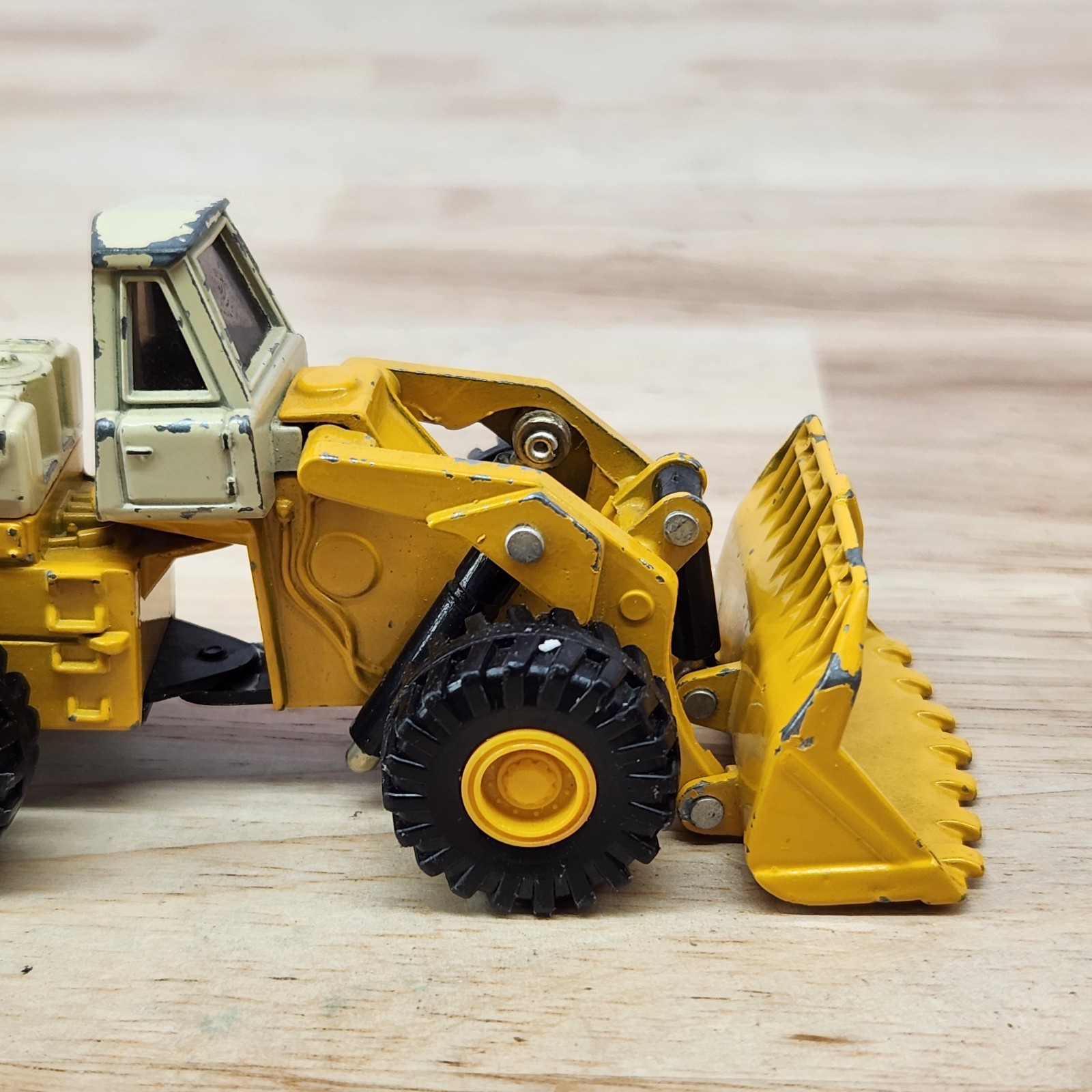 ERTL Mighty Movers Of The World – International 560 Wheel Loader 1:64 Diecast