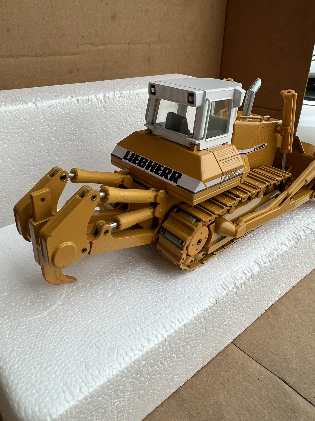 Conrad Liebherr PR 752 Dozer Crawler #2806 MIB