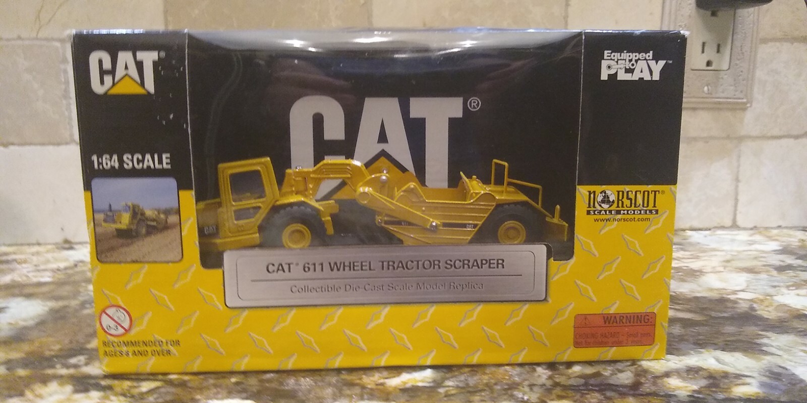 CAT 611 yellow Wheel Tractor Scraper 1:64 scale