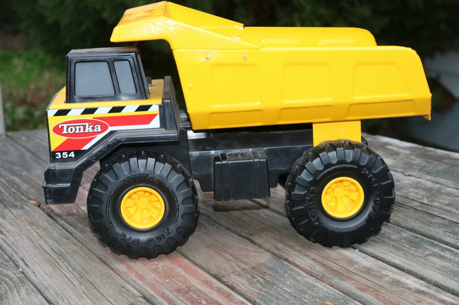 2012 TONKA YELLOW STEEL DUMP TRUCKMODEL 354 BED IN GOOD CONDITION